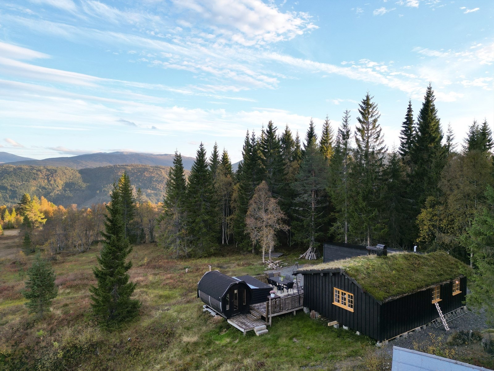 Her kan man nyte utsikten mot flott naturlandskap. Galleribilde