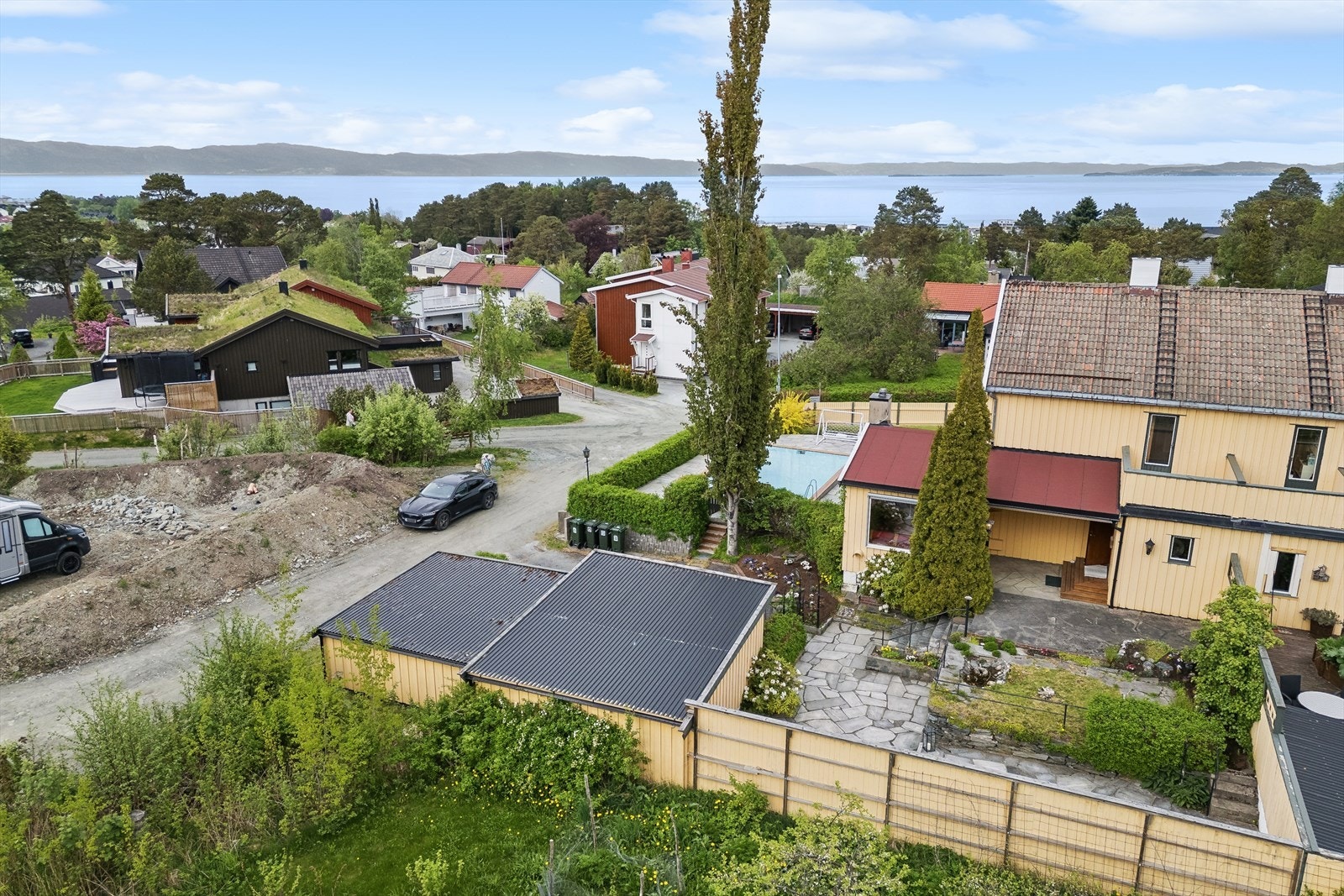 En innholdsrik vertikaldelt 1/2 part av tomannsbolig med stor hage, svømmebasseng, garasje og carport, beliggende i et barnevennlig område på Charlottenlund. Galleribilde