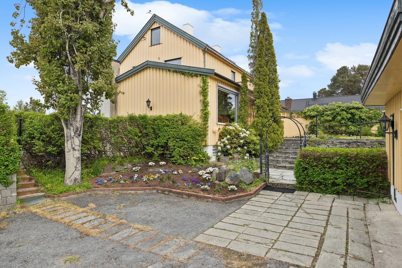 Bilde tatt fra gårdsplass utenfor garasje og carport Galleribilde