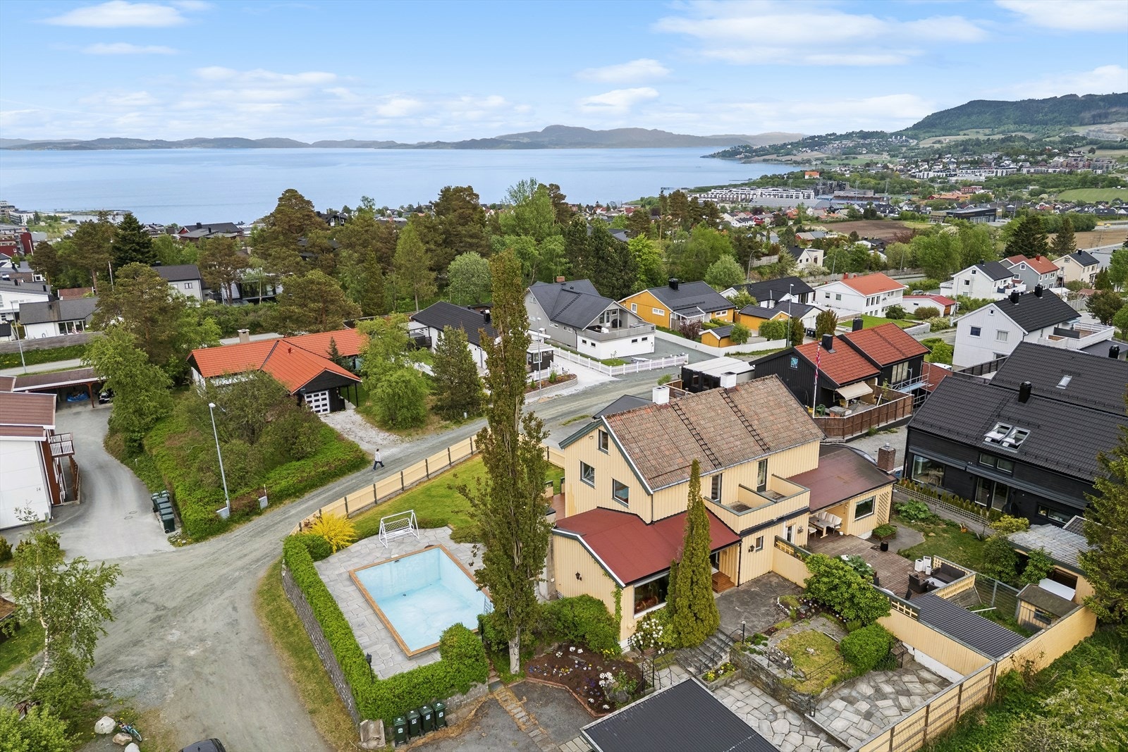 En innholdsrik vertikaldelt 1/2 part av tomannsbolig med stor hage, svømmebasseng, garasje og carport, beliggende i et barnevennlig område på Charlottenlund. Galleribilde