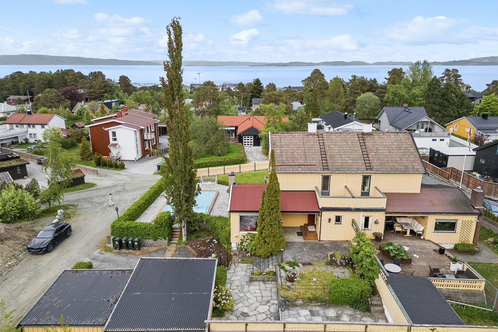 En innholdsrik vertikaldelt 1/2 part av tomannsbolig med stor hage, svømmebasseng, garasje og carport, beliggende i et barnevennlig område på Charlottenlund. Galleribilde