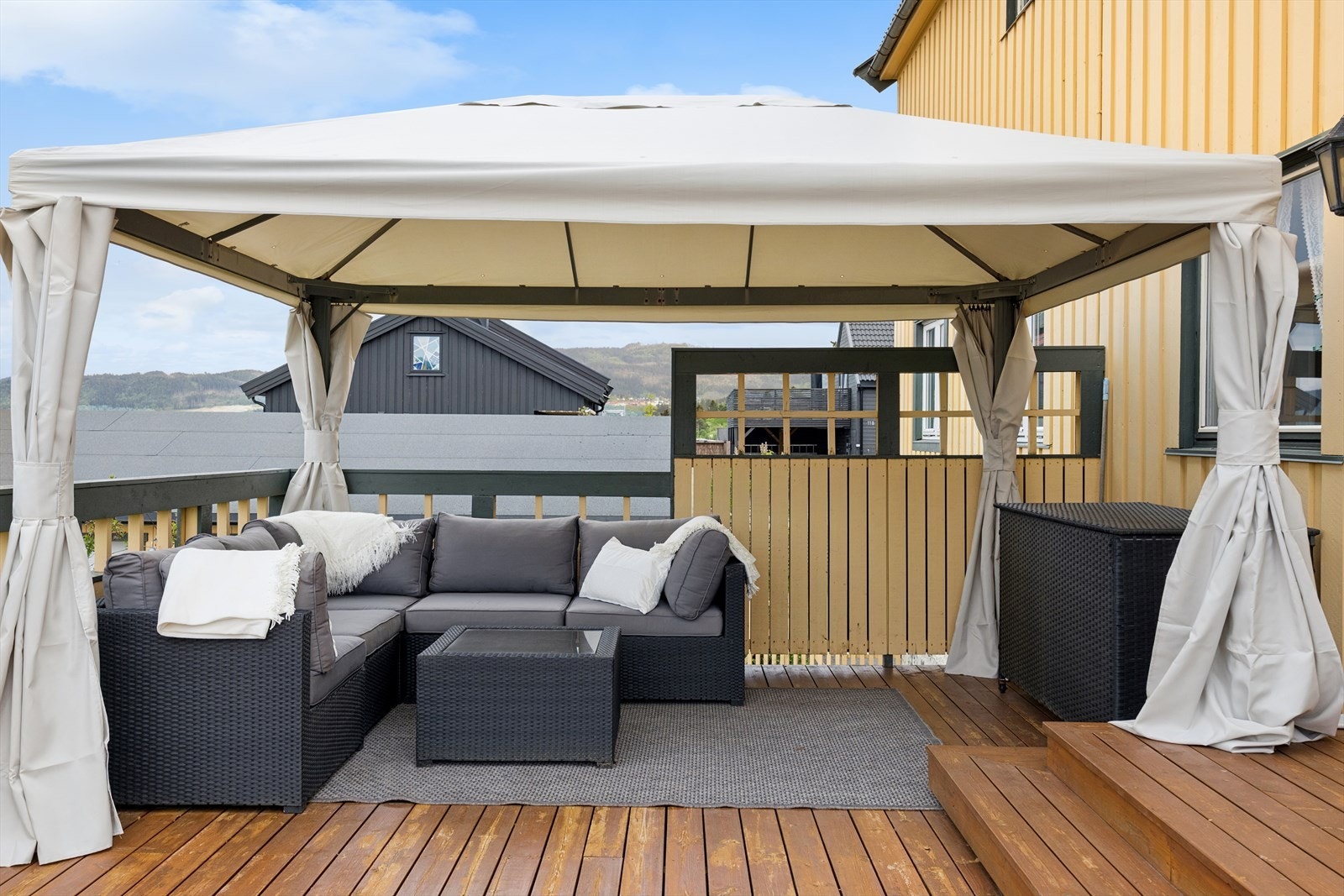 Direkte utgang fra spisestue til terrasse med paviljong Galleribilde