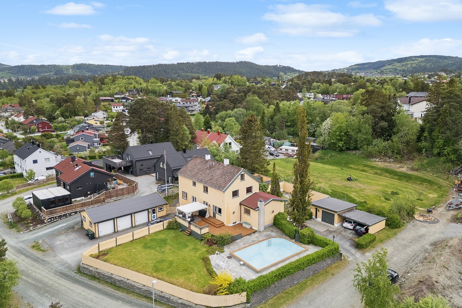 En innholdsrik vertikaldelt 1/2 part av tomannsbolig med stor hage, svømmebasseng, garasje og carport, beliggende i et barnevennlig område på Charlottenlund. Galleribilde