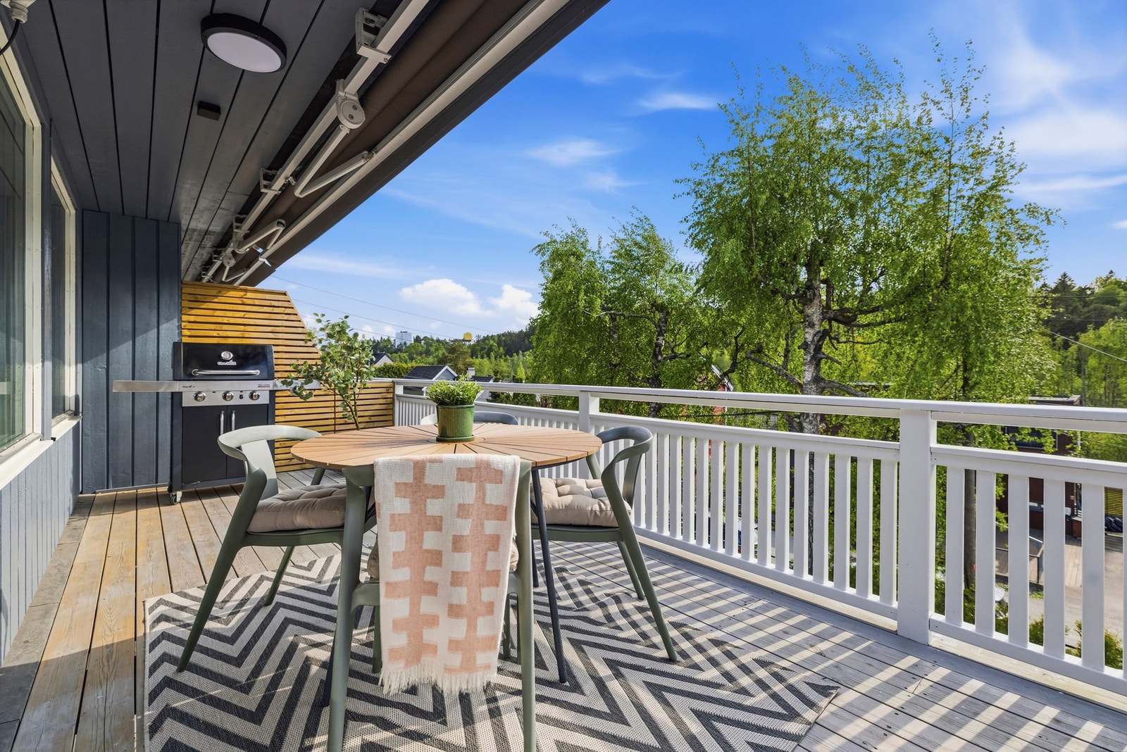 Herlig veranda på ca. 17 kvm med god plass til utemøbler og grill. Her kan man samle venner og familie til hyggelige sammenkomster. Galleribilde