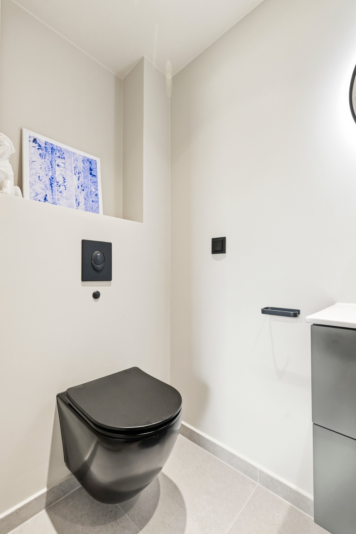 Vegghengt toalett. Galleribilde