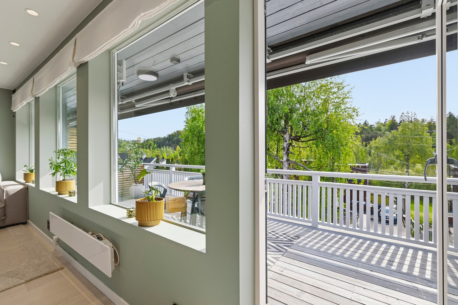 Fra stuen er det utgang til en herlig veranda. Galleribilde