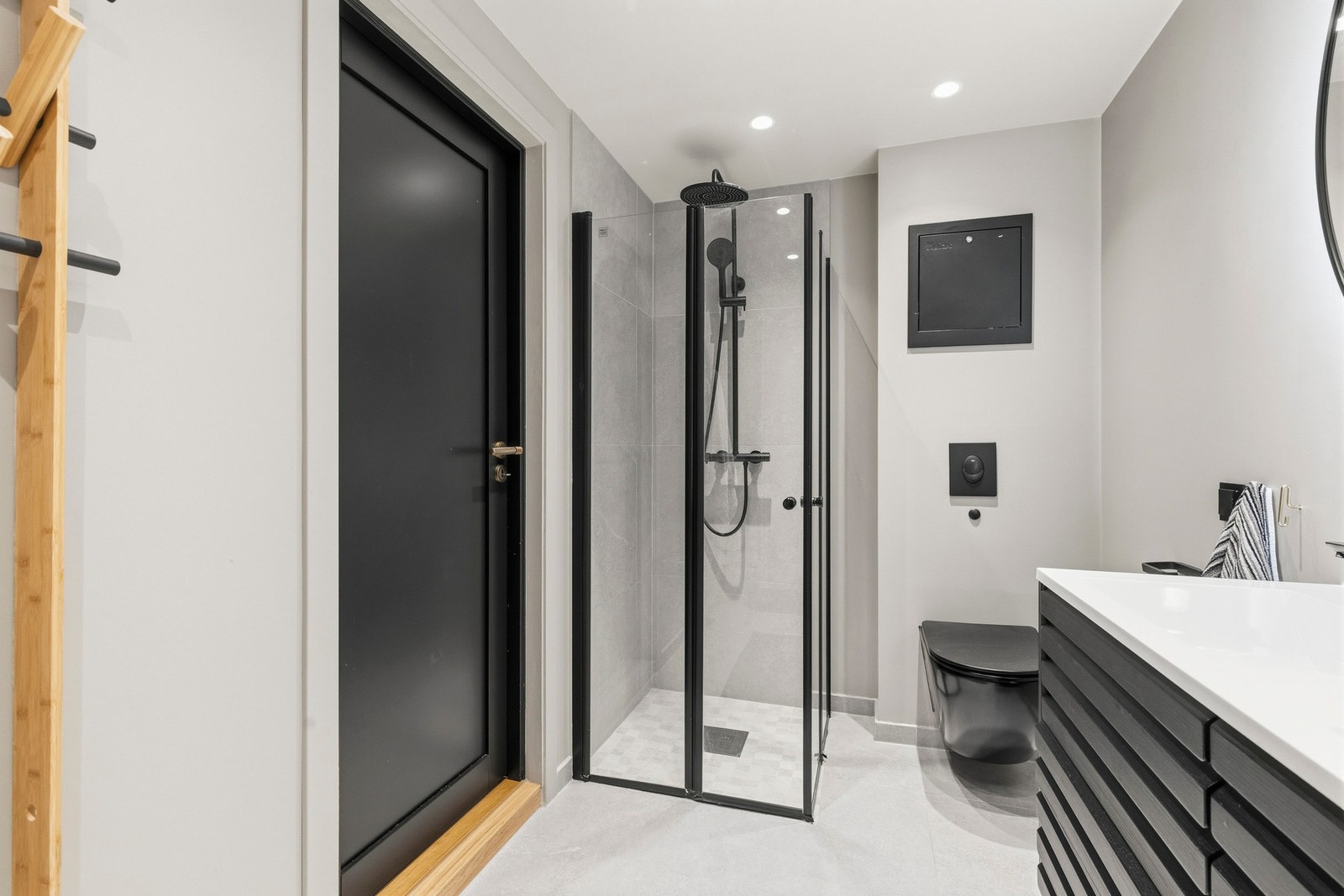 Badet har vegghengt toalett med innebygd sisterne kasse, servant på
vegghengt servantskap og vegghengte dusjdører i glass.
Det er mekanisk avtrekk. Galleribilde