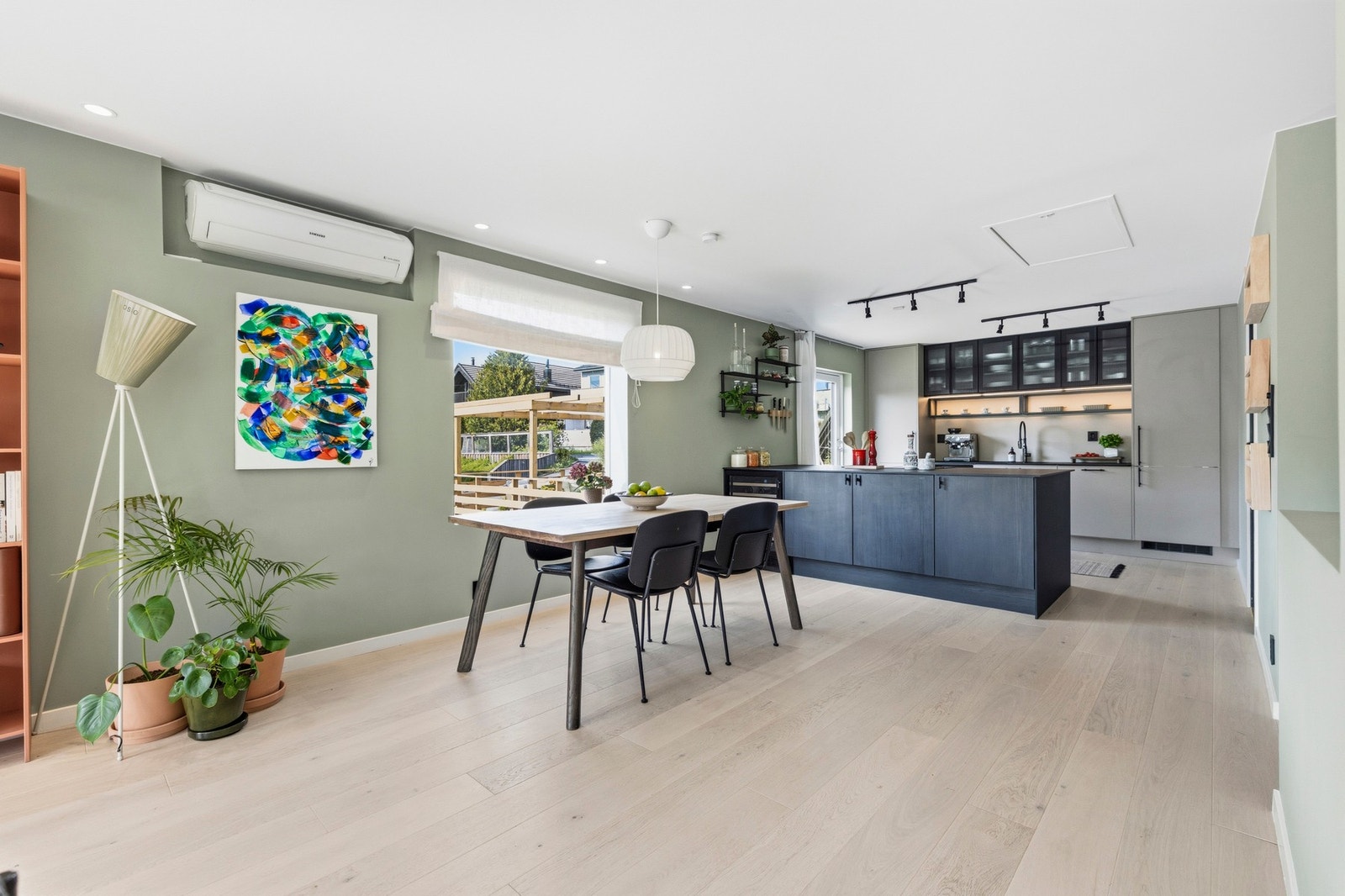 Rålekkert og pent HTH kjøkken som har godt med skap- og benkeplass. Galleribilde