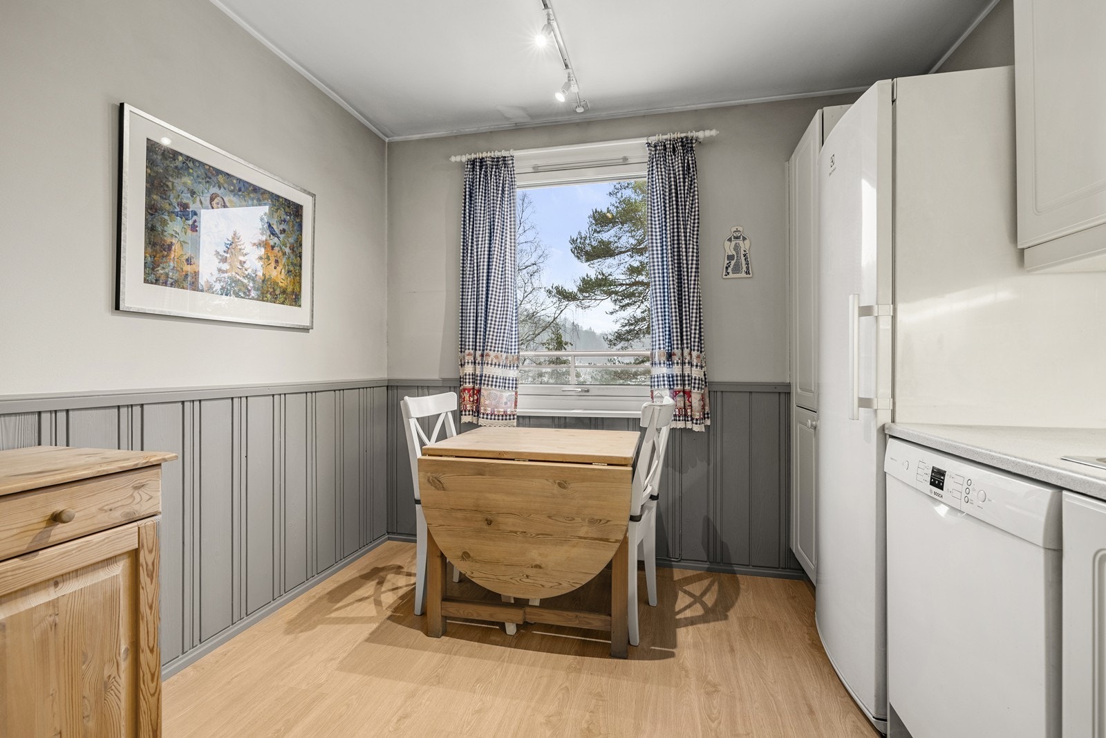 Rommet har plass til en hyggelig spiseplass ved vinduet. Galleribilde