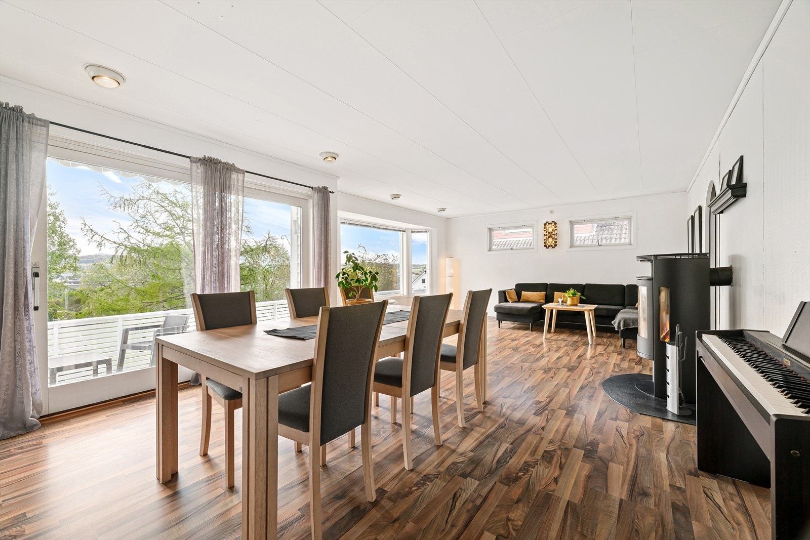 Stuen er romslig med plass til både sofagruppe og spisestue, og har direkte utgang til terrassen. Galleribilde