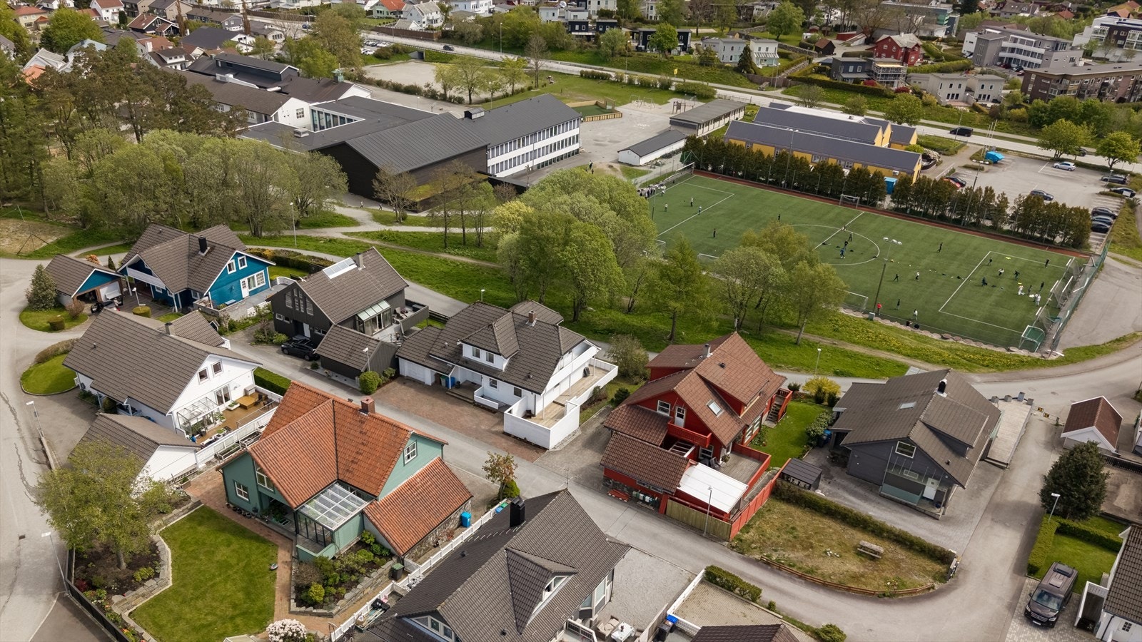 En innholdsrik familiebolig med beliggende rett ved Ganddal skole. Galleribilde