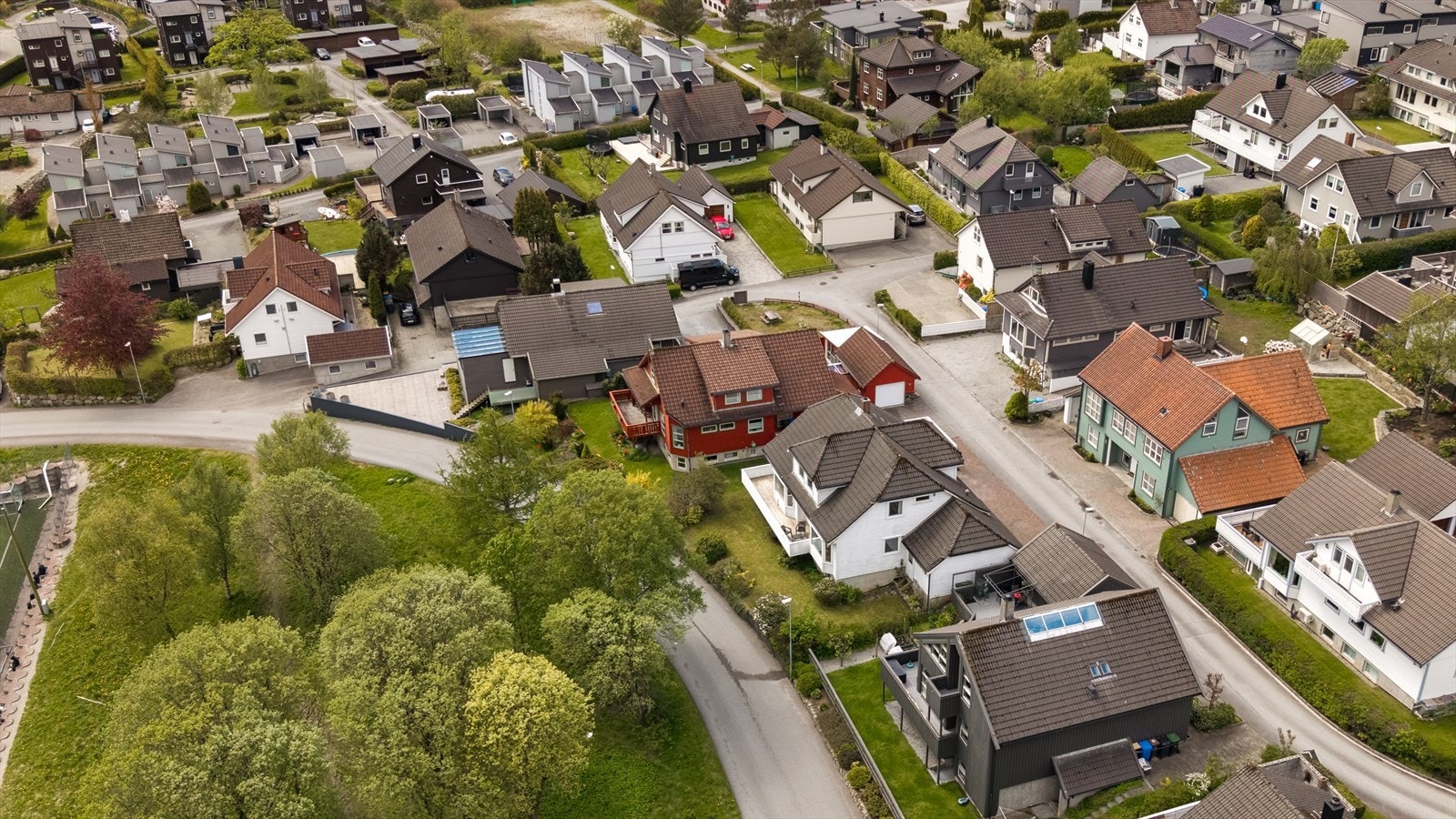 Gaten har ingen gjennomgangstrafikk, noe som gir et trygt og rolig bomiljø. Galleribilde
