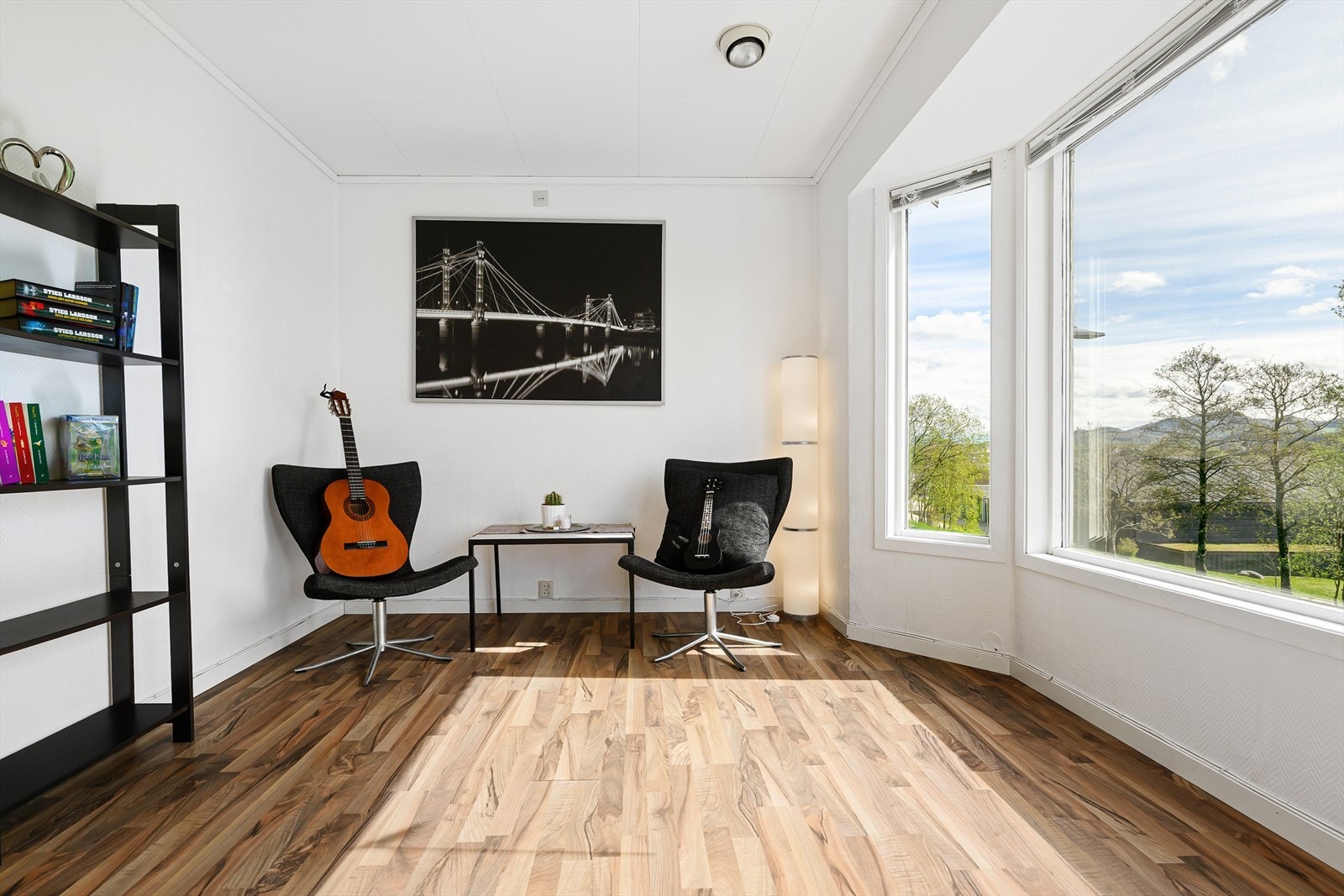 I tillegg til hovedstuen har boligen en egen TV-stue, perfekt for barnefamilien. Galleribilde