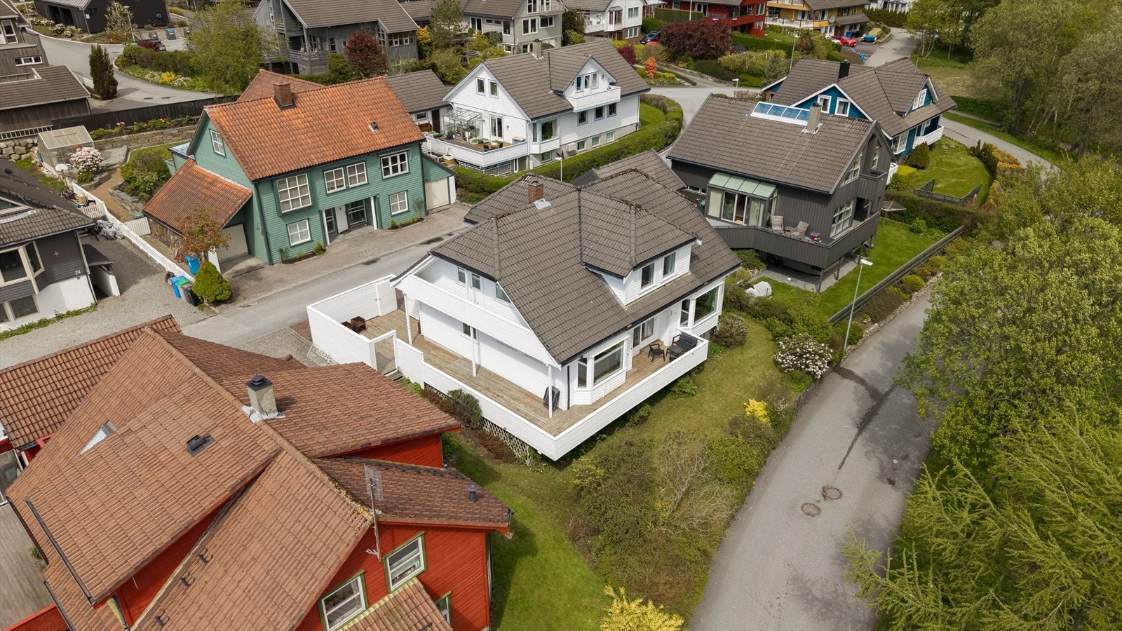 Eiendommen ligger i et etablert og barnevennlig boligområde. Galleribilde