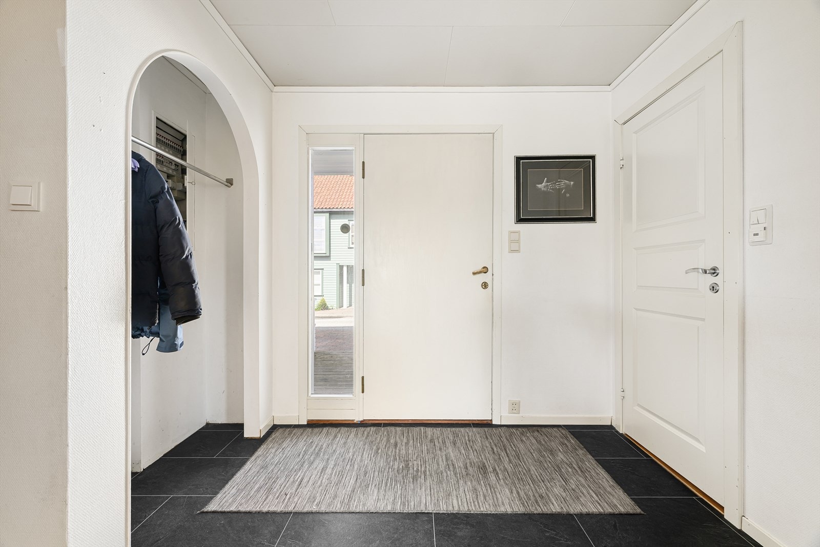 Entréen ønsker velkommen inn i boligens hovedetasje. Galleribilde