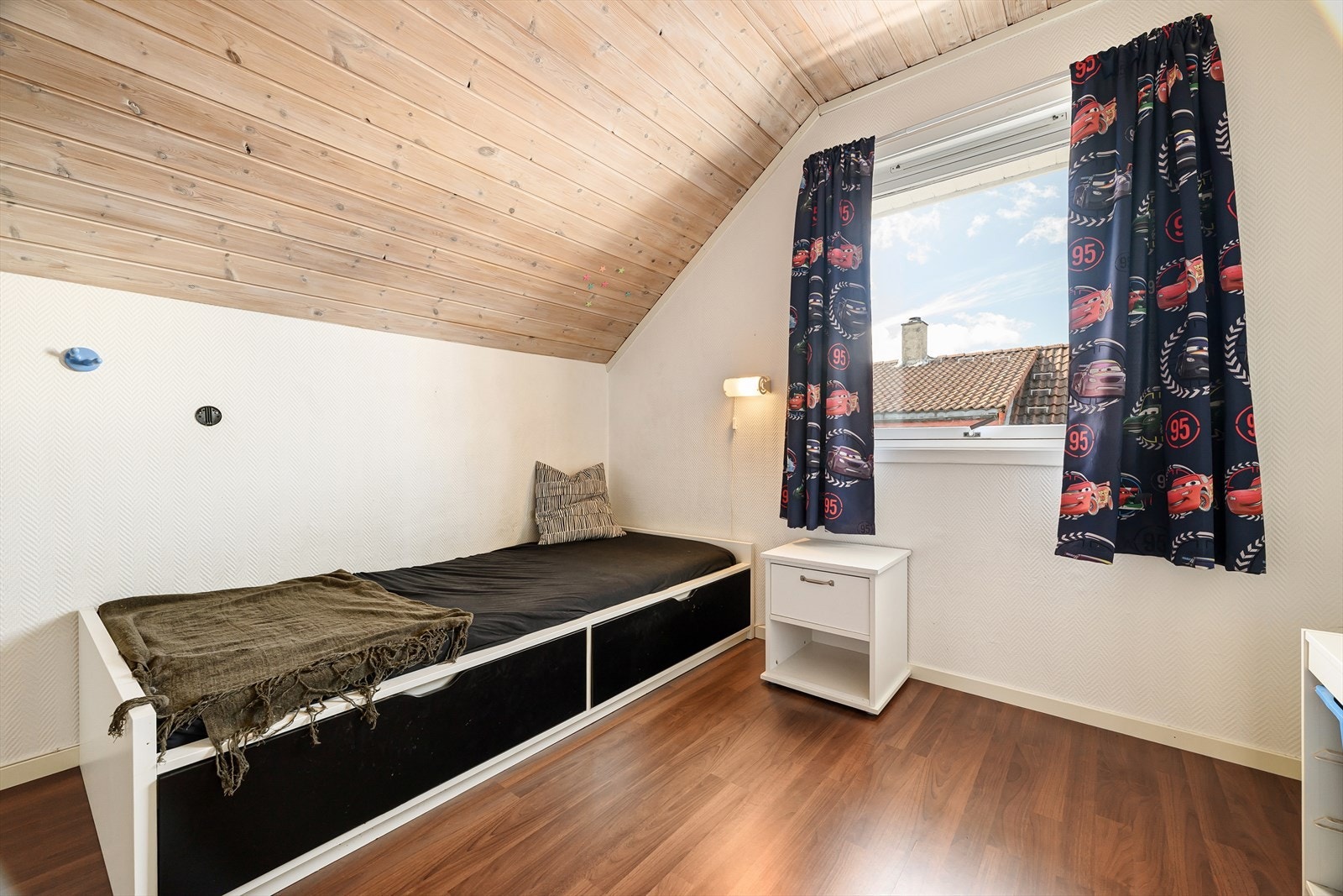 Soverom med panel i taket og praktisk soveløsning med oppbevaring. Galleribilde