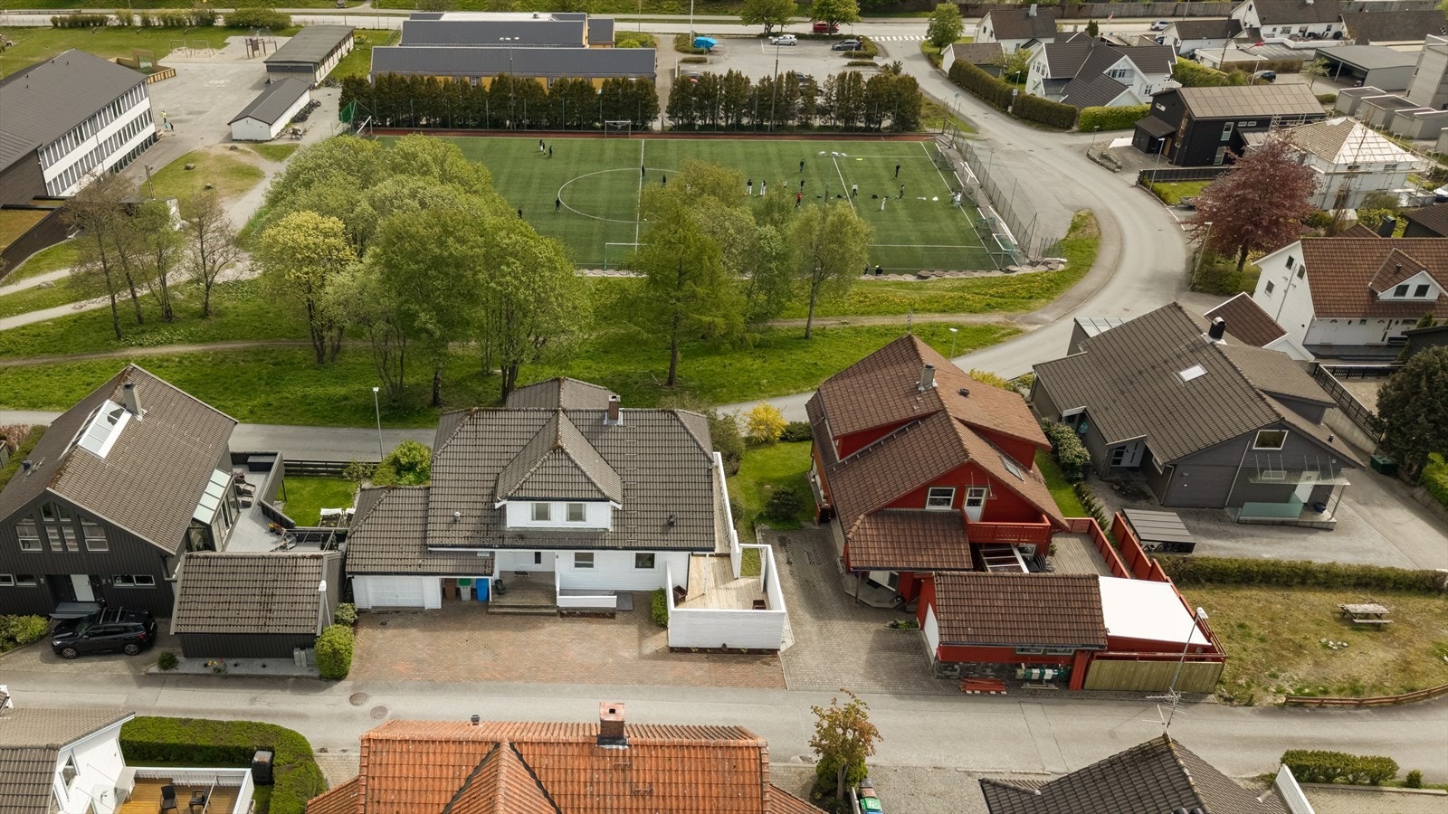 Området byr på flere lekeplasser og balløkke. Ganddal skole med aktivitetshall og fotballbane ligger kun tre minutter unna. Galleribilde