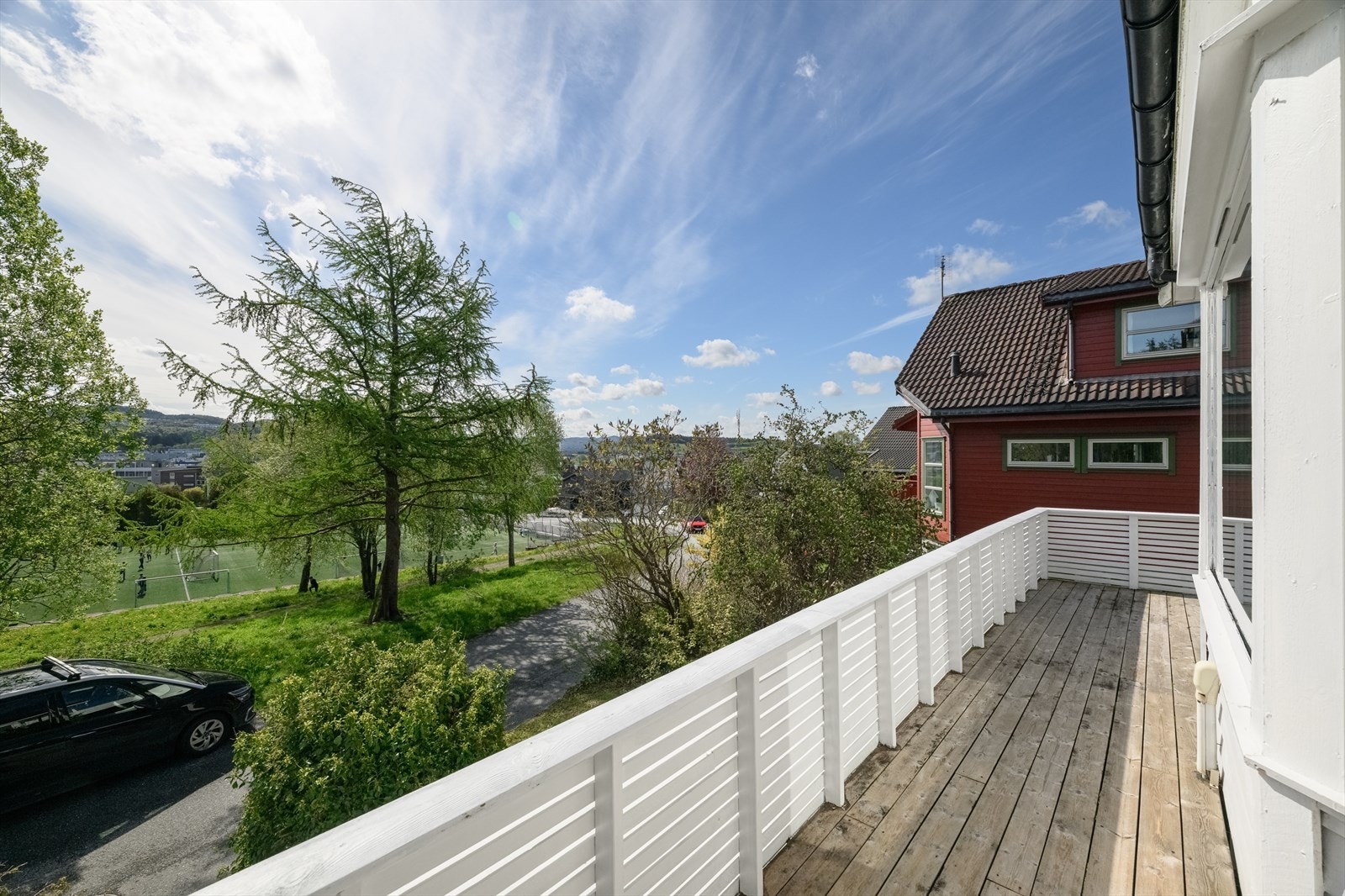 Fra stuen er det utgang til en stor og skjermet terrasse på hele 56 kvadratmeter. Galleribilde