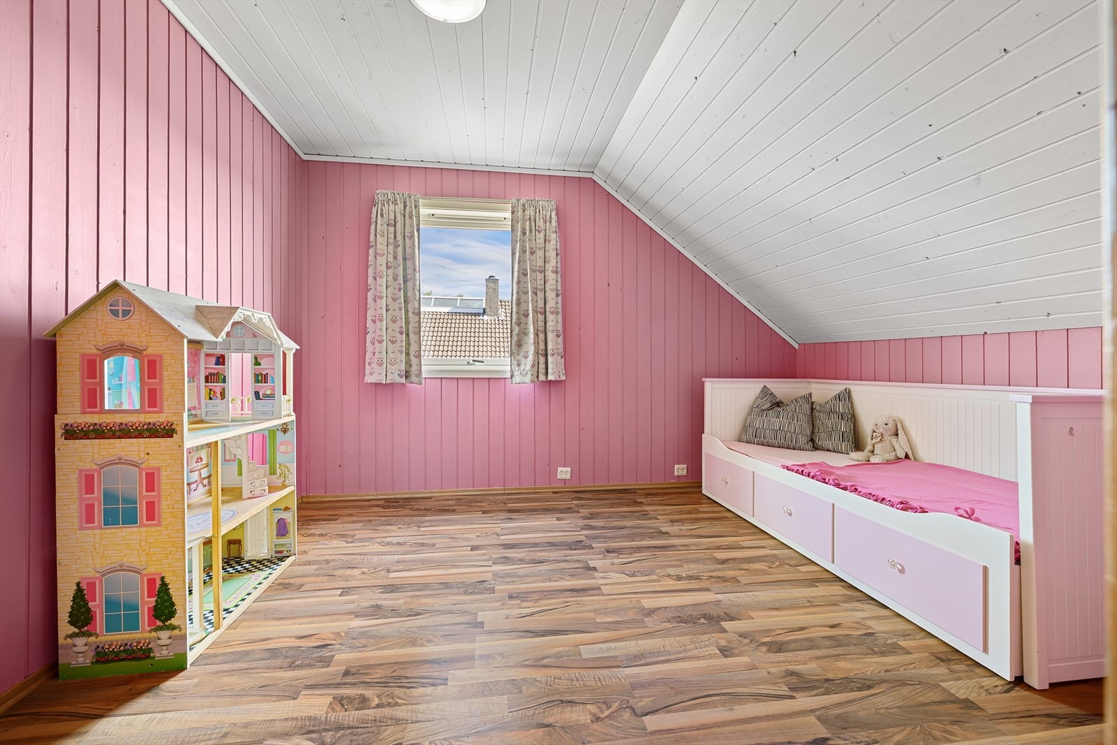 Romslig soverom med god plass til seng og lekeareal. Galleribilde
