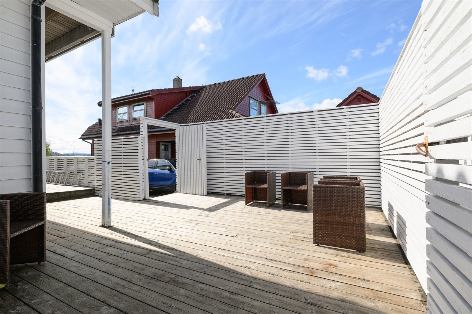 Terrassen er bygget i impregnert tre og har rikelig med plass for både sittegrupper og uteliv. Galleribilde