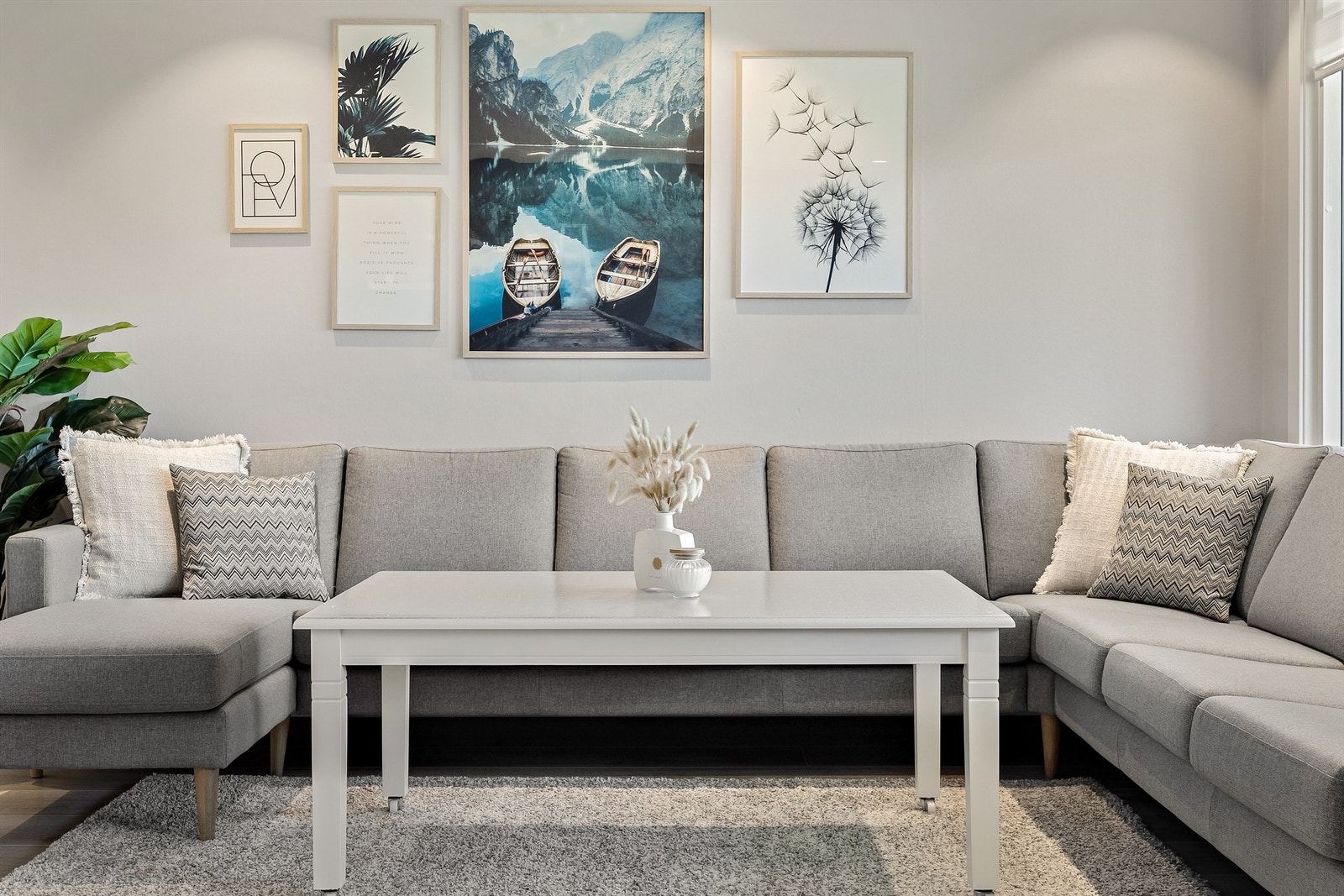 Gjennomgående laminatgulv og lyse, malte veggflater skaper en helhetlig atmosfære. Galleribilde