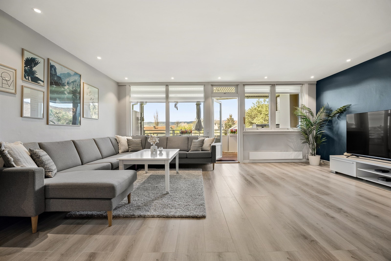 Stuen har god plass til en romslig sofagruppe og utgang til balkongen. Galleribilde