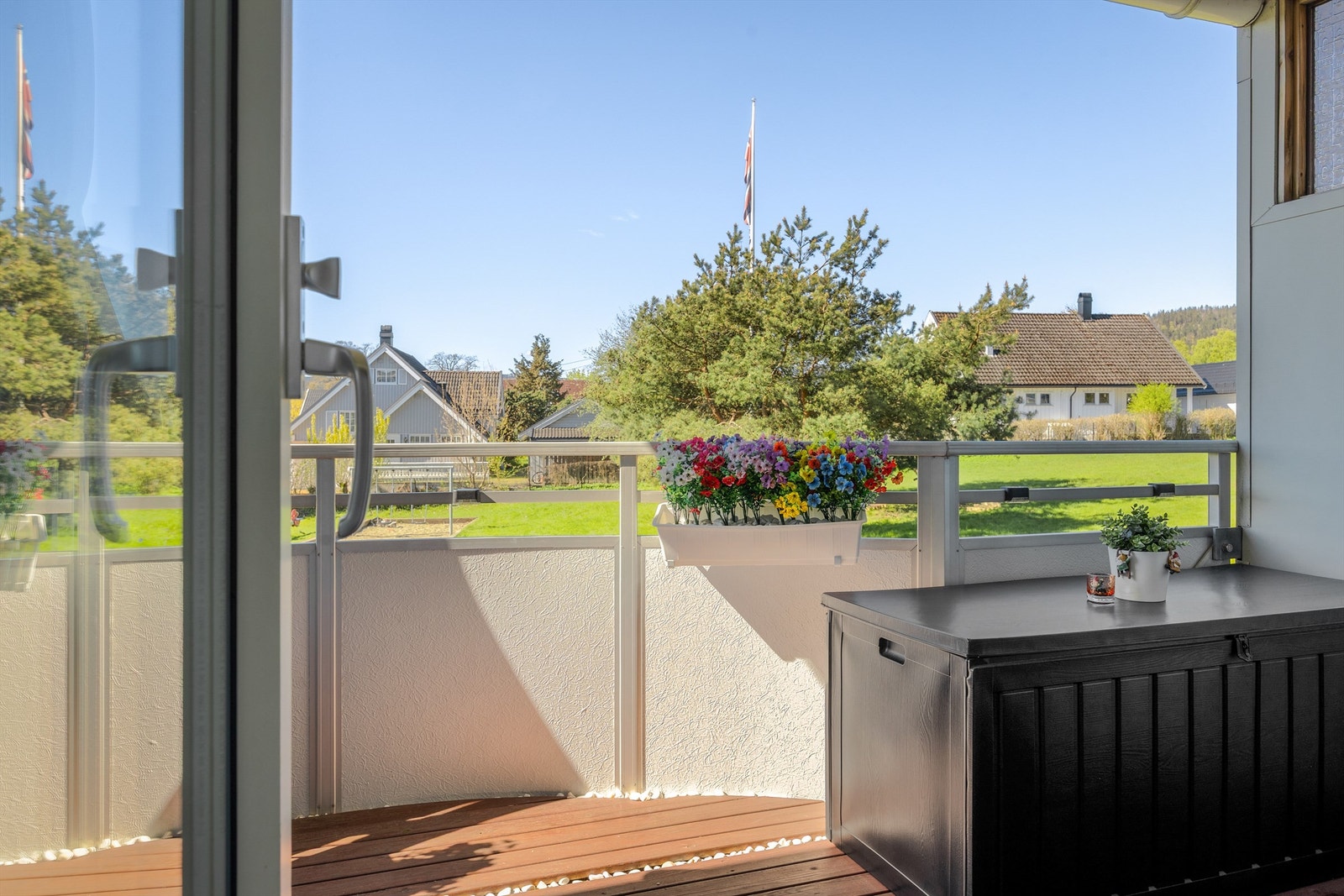 Balkongen er overbygget og har gulv av terrassebord, med adkomst direkte fra stuen. Galleribilde
