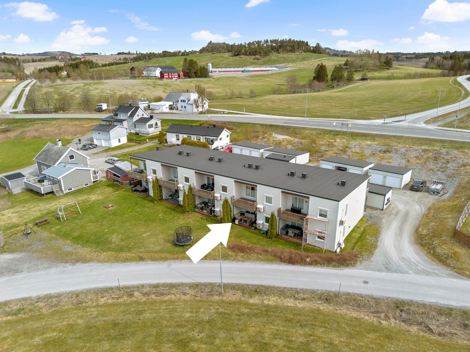 Kort vei til Mære med ny barneskole, idrettsanlegg og dagligvare. Galleribilde