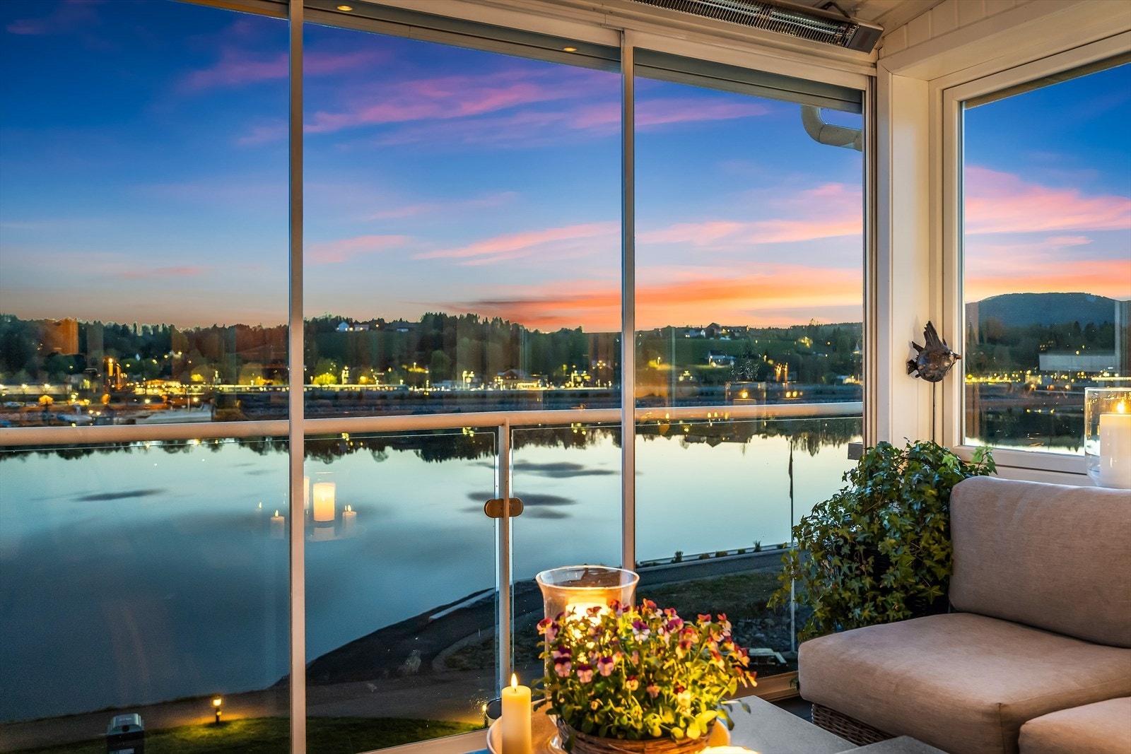 Den innglassede løsningen gjør at uteplassen kan benyttes hele året. Legg merke til at det er skyvedører mot vest og skyve vinduer mot syd, dette gjør at det føles åpent og luftig på sommerstid Galleribilde