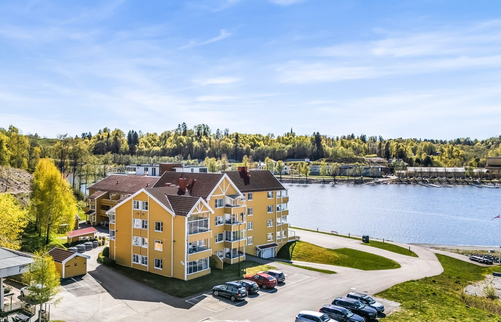 Fra eiendommen er det kort vei til servicetilbud som Rema 1000 og Eidsvoll stasjon, med togforbindelse til blant annet Oslo og Gardermoen. Galleribilde