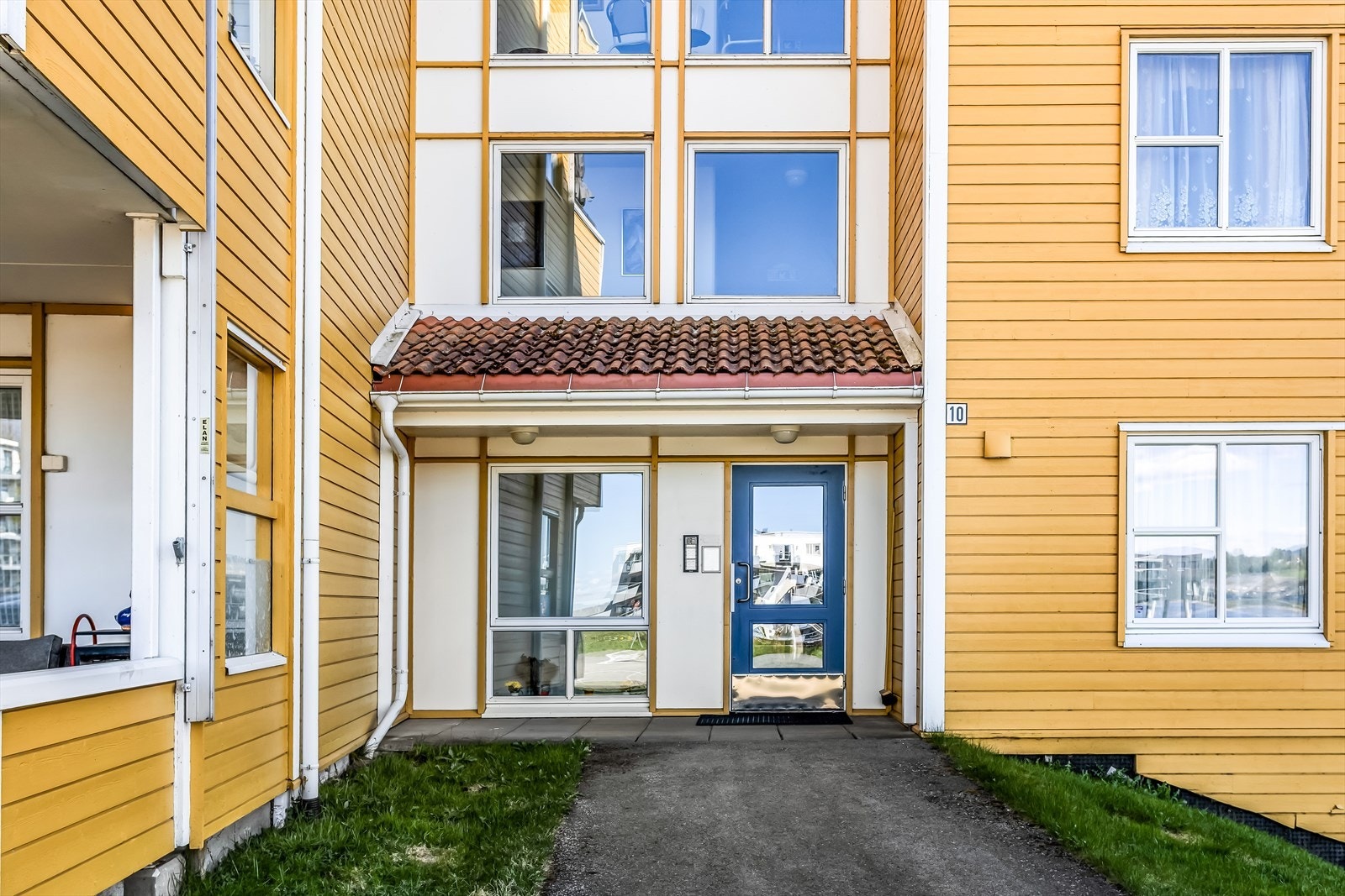 Med heis rett opp er det en egen inngang fra svalgang i fjerde etasje. Galleribilde