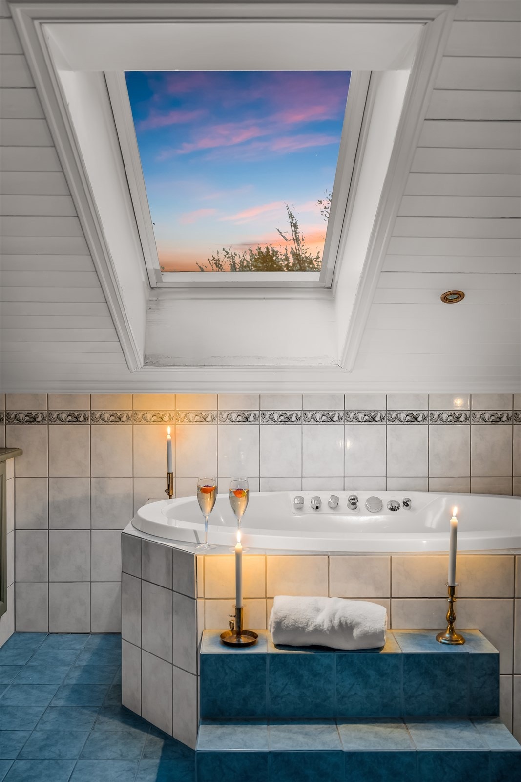 Takvinduet over badekaret slipper inn lys og gir mulighet for å se stjernehimmelen. Galleribilde