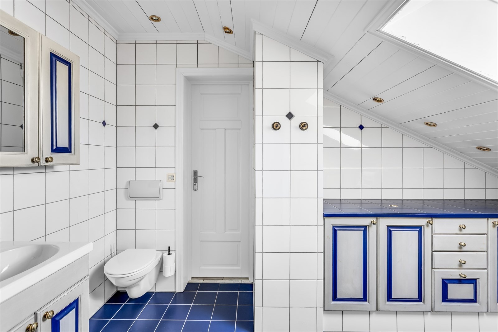 Også her er det plassbygde løsninger for smart oppbevaring under skråtaket. Galleribilde