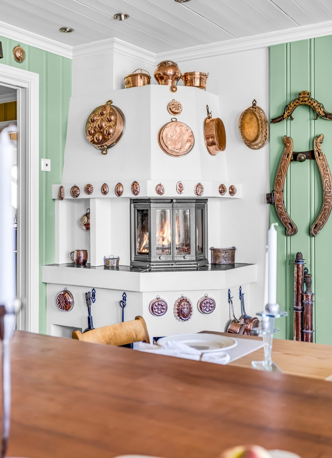 En sjarmerende peisovn på kjøkkenet bidrar med ekstra varme og hygge. Galleribilde