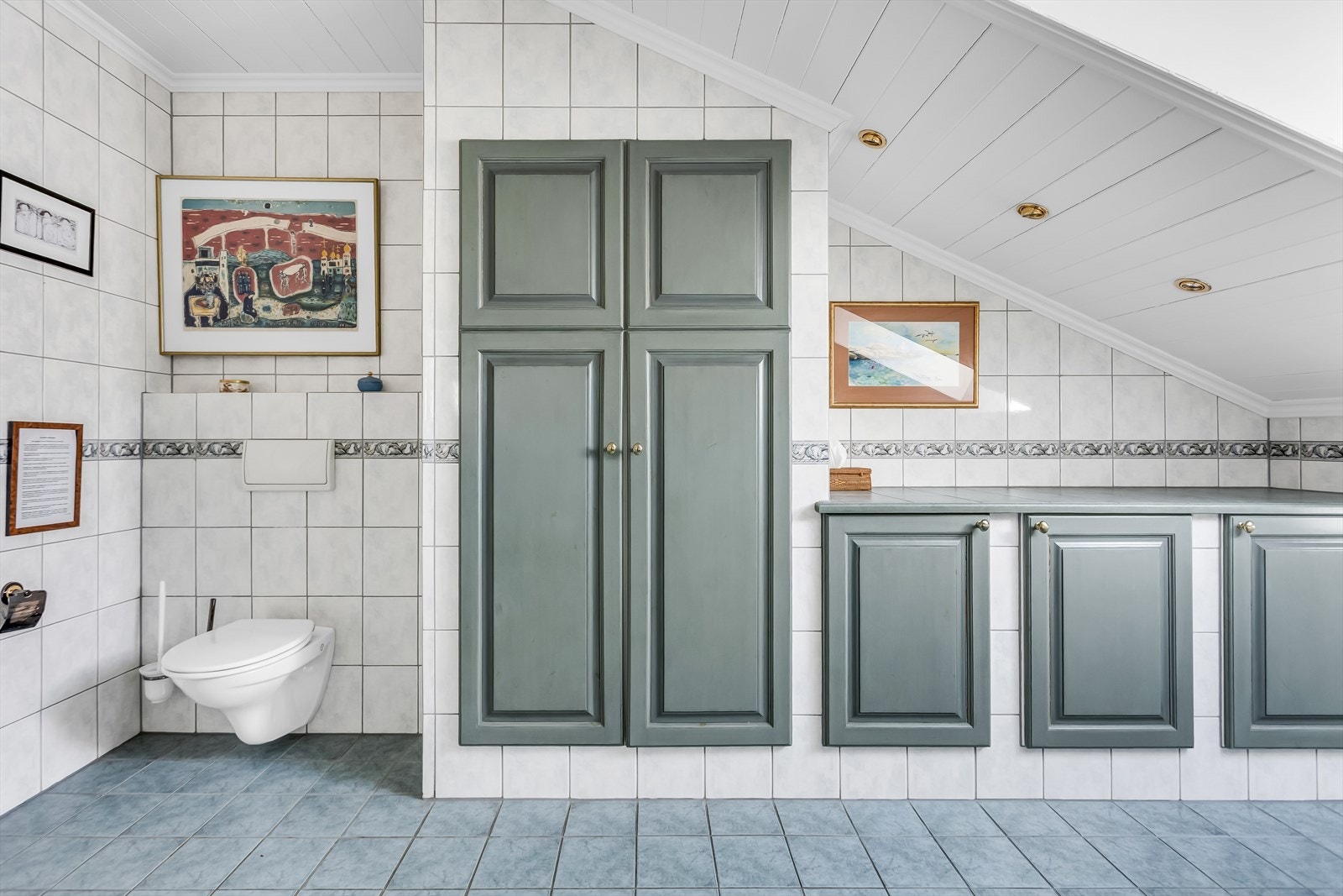 Store, plassbygde skap gir ekstra lagringsmuligheter på badet. Galleribilde