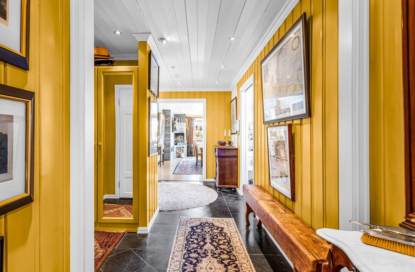 Fra entreen åpner leiligheten seg opp mot de sosiale sonene. Galleribilde