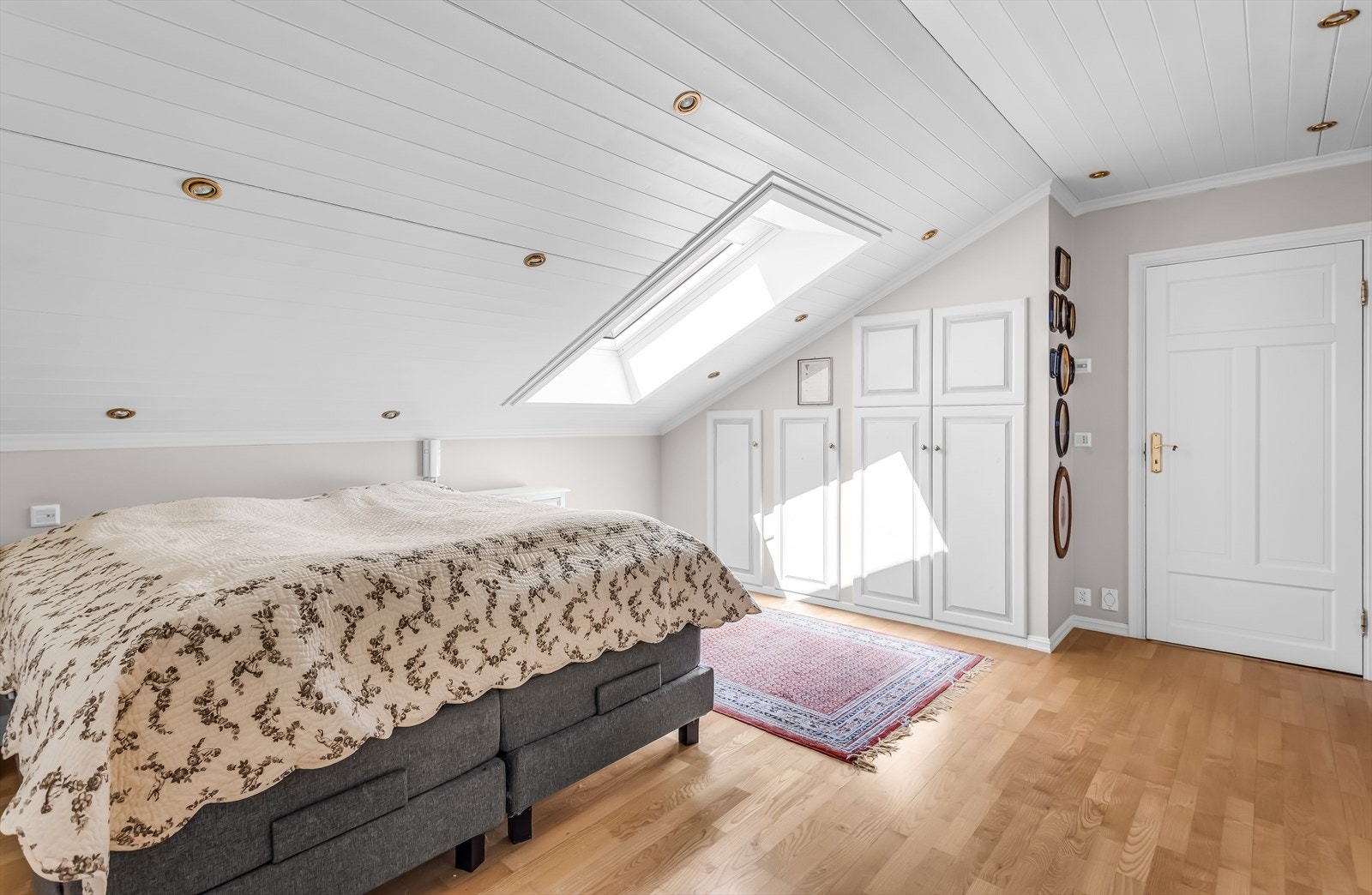 Plassbygde garderobeskap gir rikelig med oppbevaringsplass. Galleribilde
