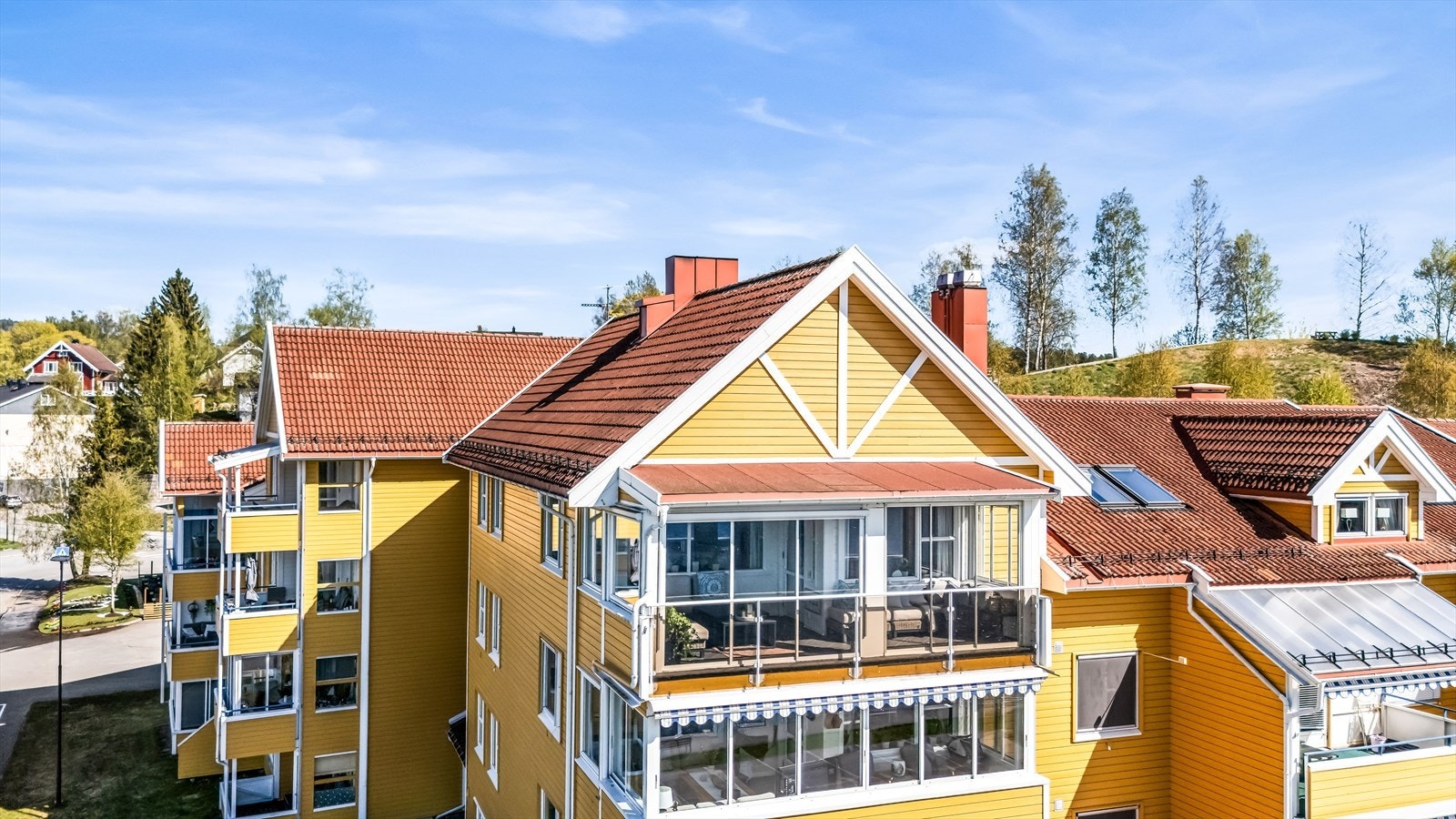 Leiligheten ligger på hjørnet i bygningens toppetasje, med en markant og flott balkong. Galleribilde