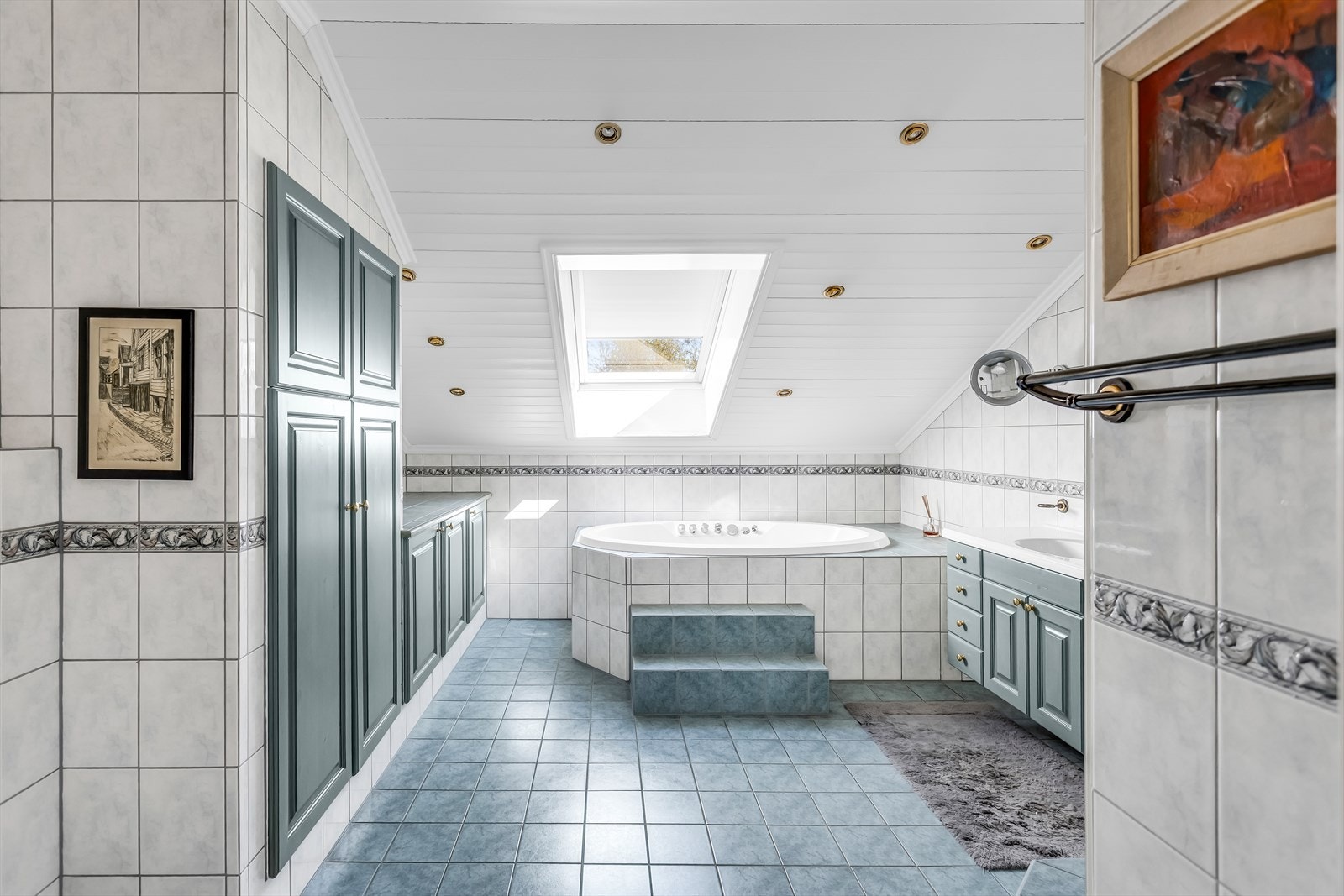 Hovedbadet er helfliset og utstyrt med både dusjkabinett og et innbydende boblebad. Galleribilde
