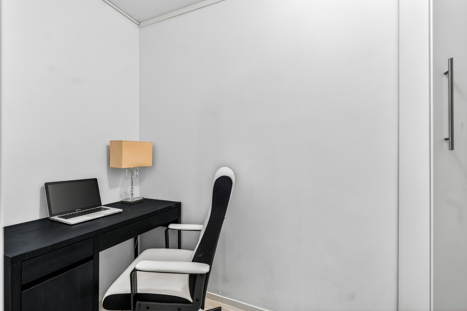 Praktisk innvendig bod tilknyttet inngangspartiet. Her har du mulighet for hjemmekontor eller walk-in-closet! Galleribilde