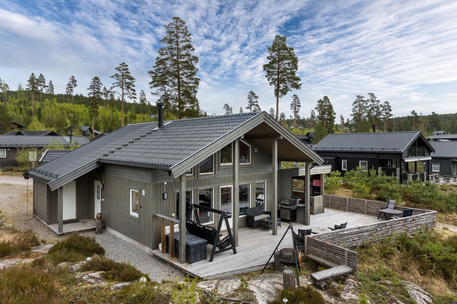 Hytta ligger fint plassert på en solrik naturtomt. Tomten er opparbeidet med gruslagt gårdsplass, og rundt hytta er det skogsterreng og fjell i dagen. Galleribilde
