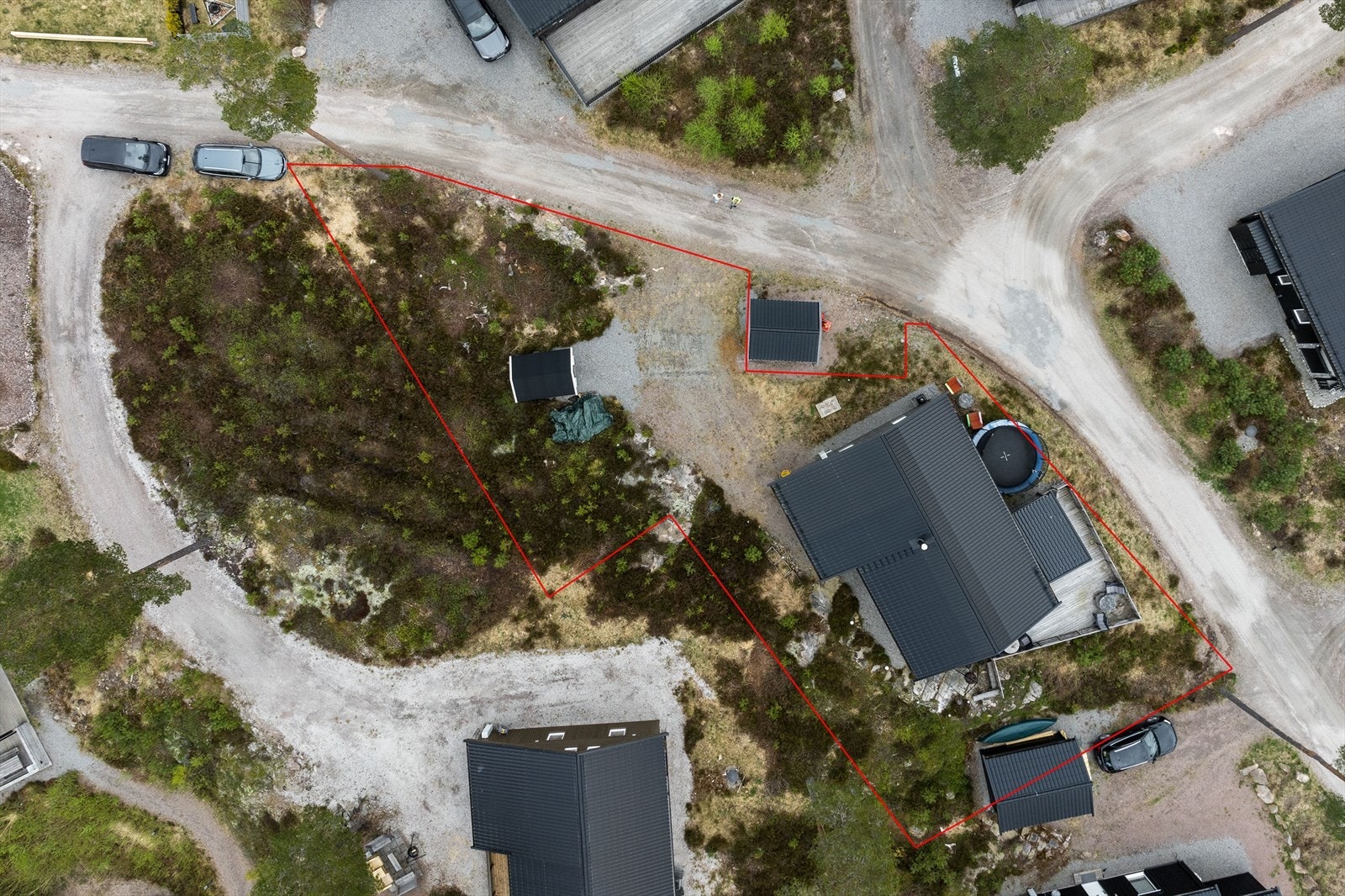 Ved gårdsplassen er det et lite lekehus, og det er i tillegg plass til trampoline eller andre lekeapparater - en perfekt fritidseiendom for barnefamilier. Omrisset av tomten er ikke korrekt da det er planlagt grensejustering mot nabo. Galleribilde