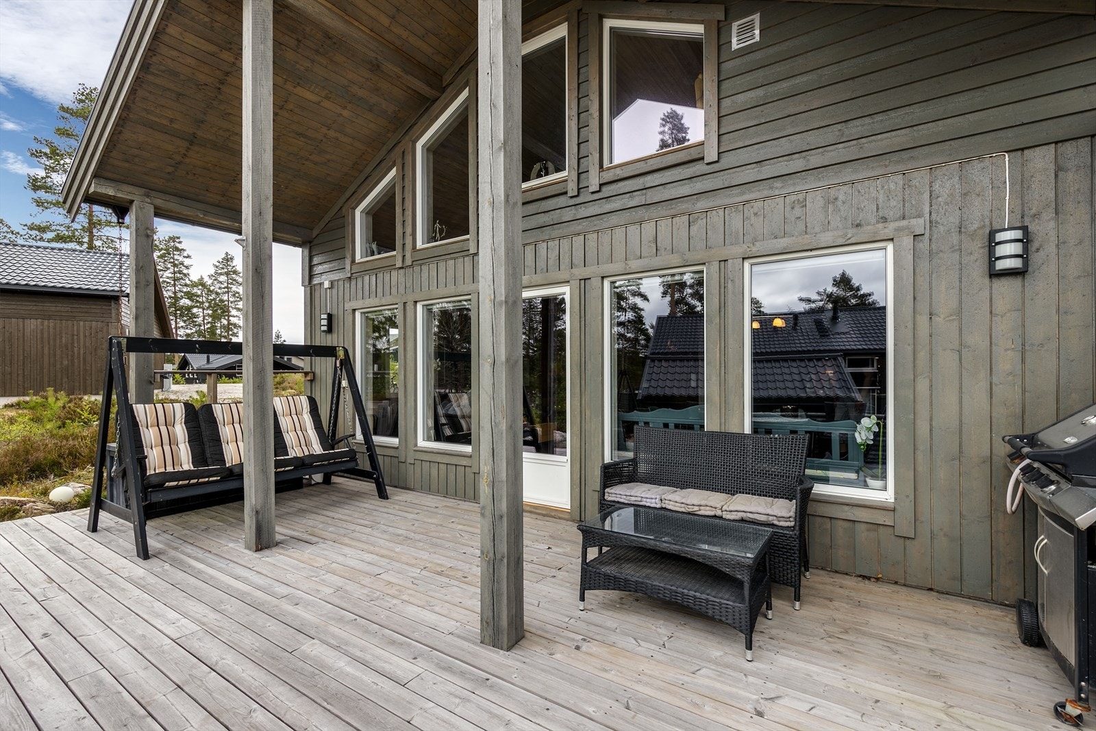 De gode solforholdene kommer til sin rett på en sydvestvendt terrasse på ca. 60 kvm. Galleribilde
