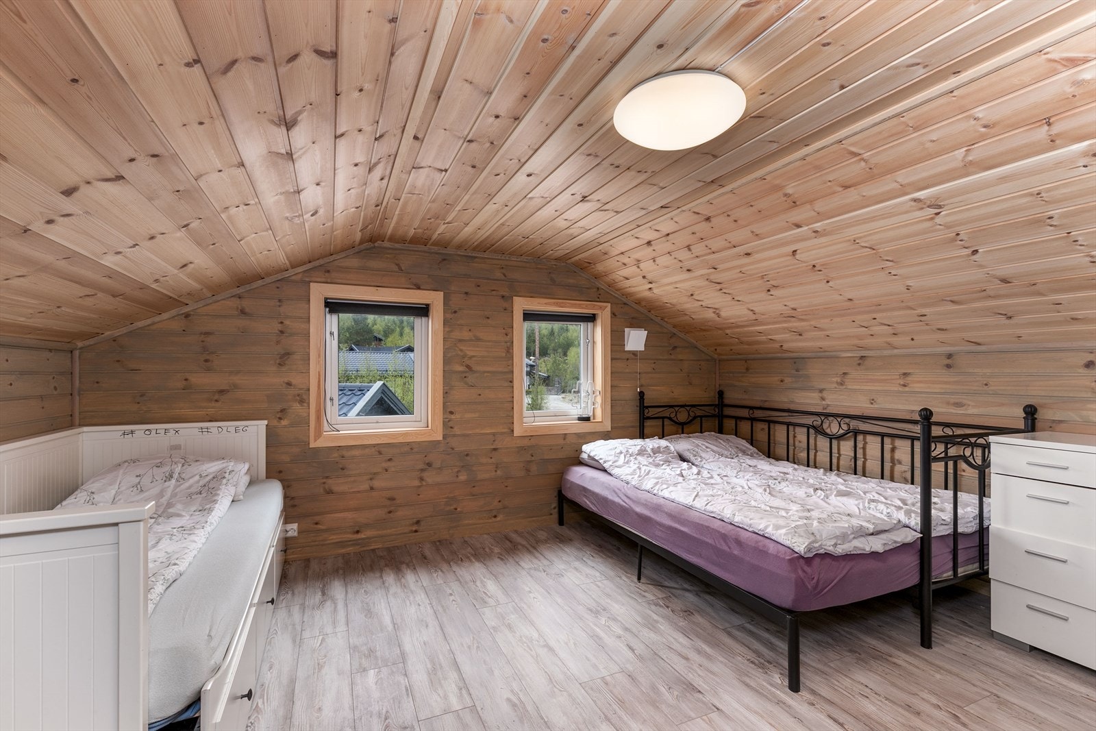 Loftsetasjen har skråtak og samme innredningsvalg som de fleste rom i underetasjen. Loftsetasjen har en takhøyde på 1,97 meter. Galleribilde