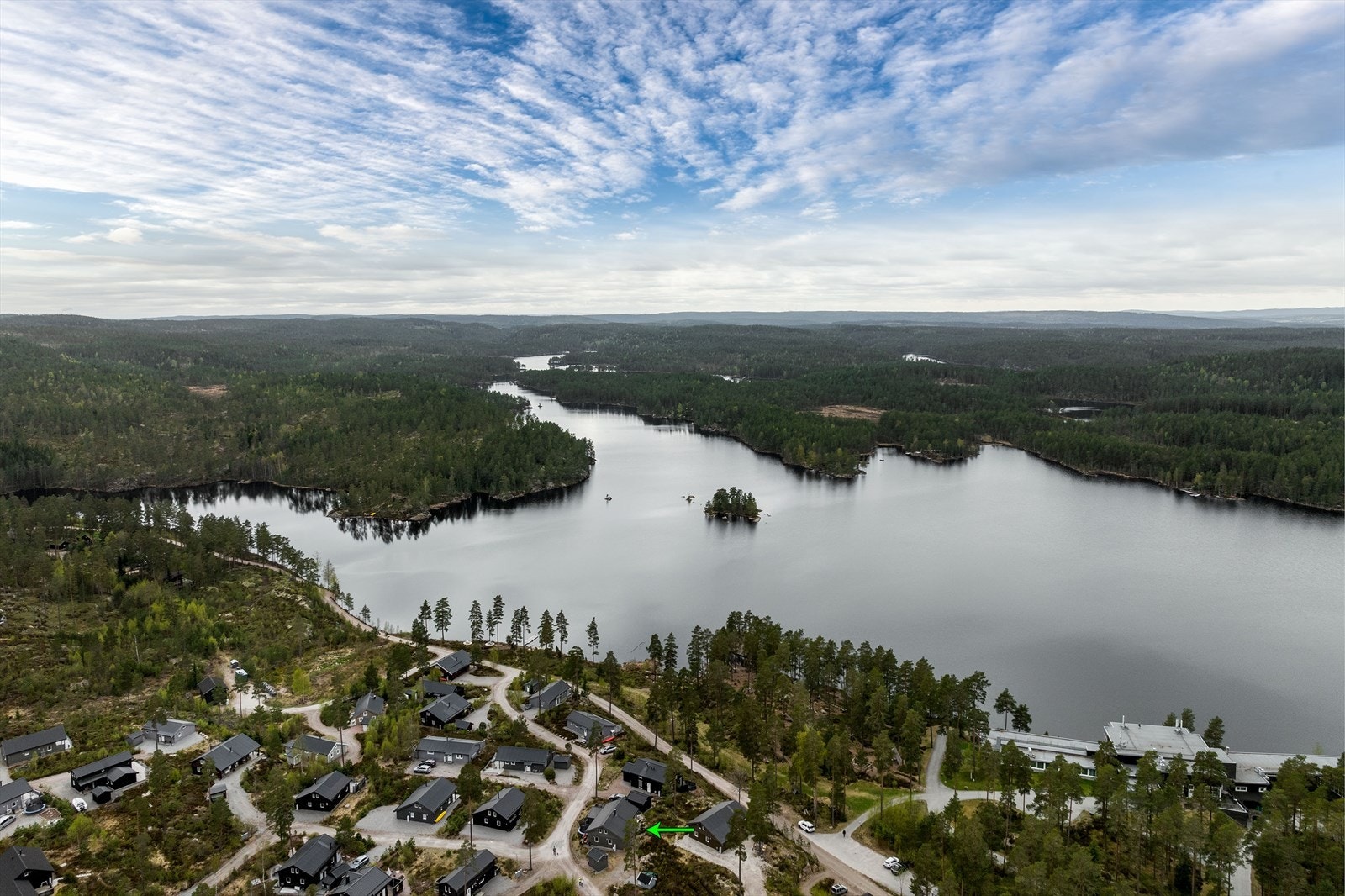 Rømskog er et ekte naturparadis, med over 100 innsjøer og tjern som innbyr til fiske, padling og bading. Her kan du oppleve jakt, følge merkede turstier eller benytte deg av oppkjørte skiløyper på vinterstid. Galleribilde