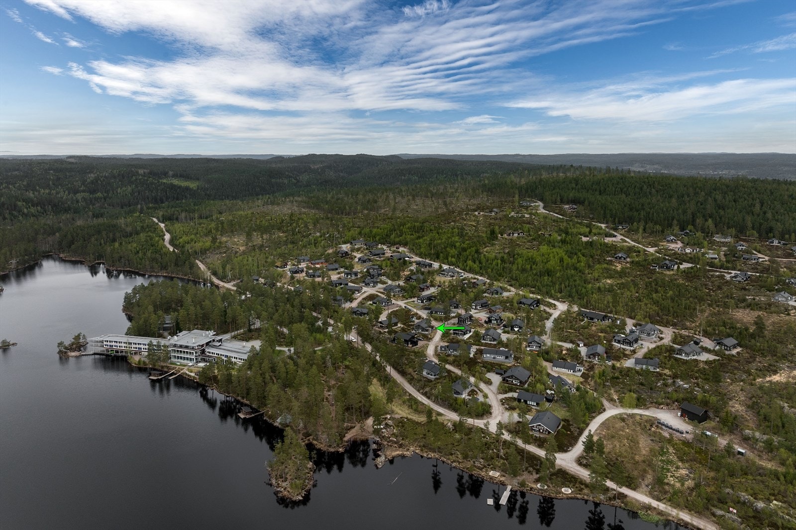 Hytta ligger i et naturskjønt og idyllisk hytteområde like ved innsjøen Vortungen. Her har du alle former for rekreasjonsmuligheter rett utenfor døren, og innsjøen kan by på blant annet bading, SUP, fiske og kanoturer, bare for å nevne noe. Galleribilde