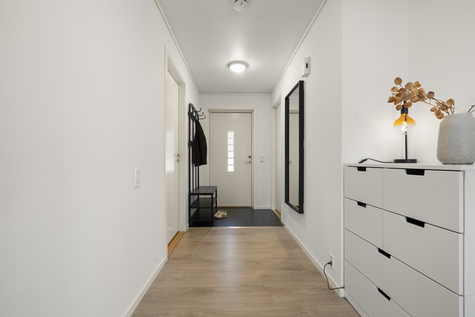 Lyst inngangsparti med fliser i entré Galleribilde