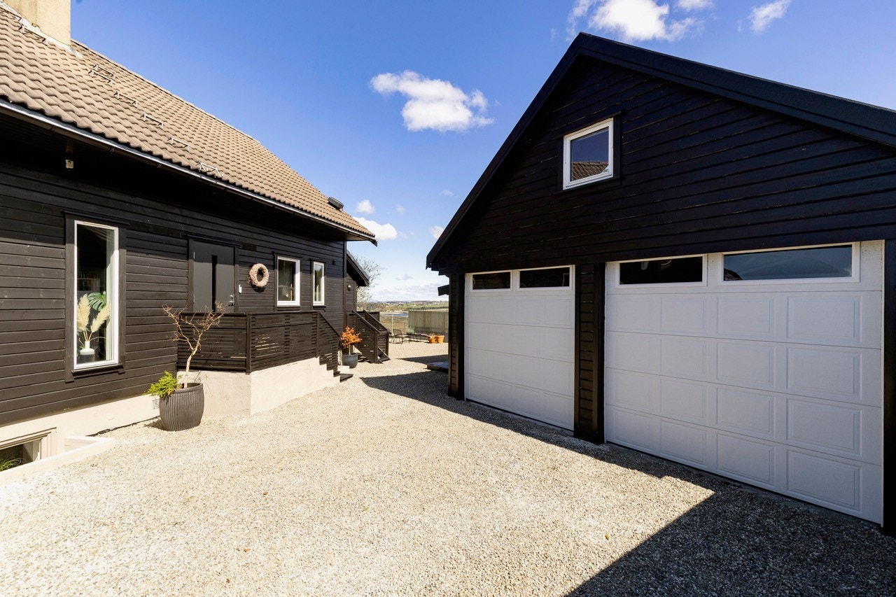 Stort gårdsrom og dobbel garasje. Galleribilde