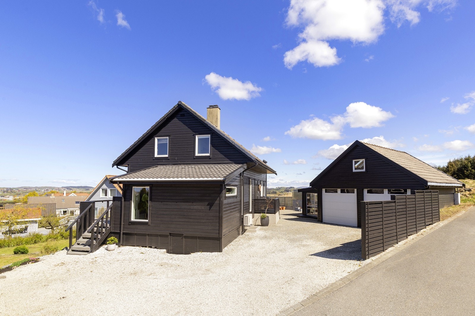 Boligen har et romslig gårdsrom med plass til flere biler. Galleribilde