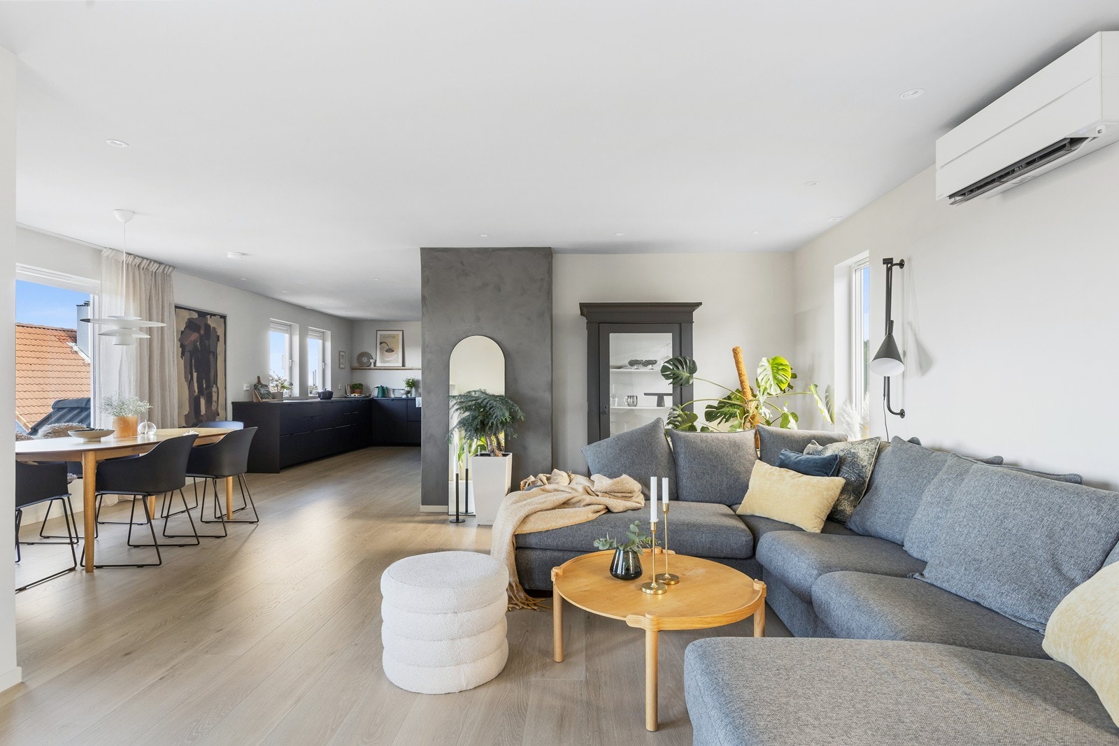 Stuen har mange innfelte spotter med styring via smarthusløsning. Galleribilde